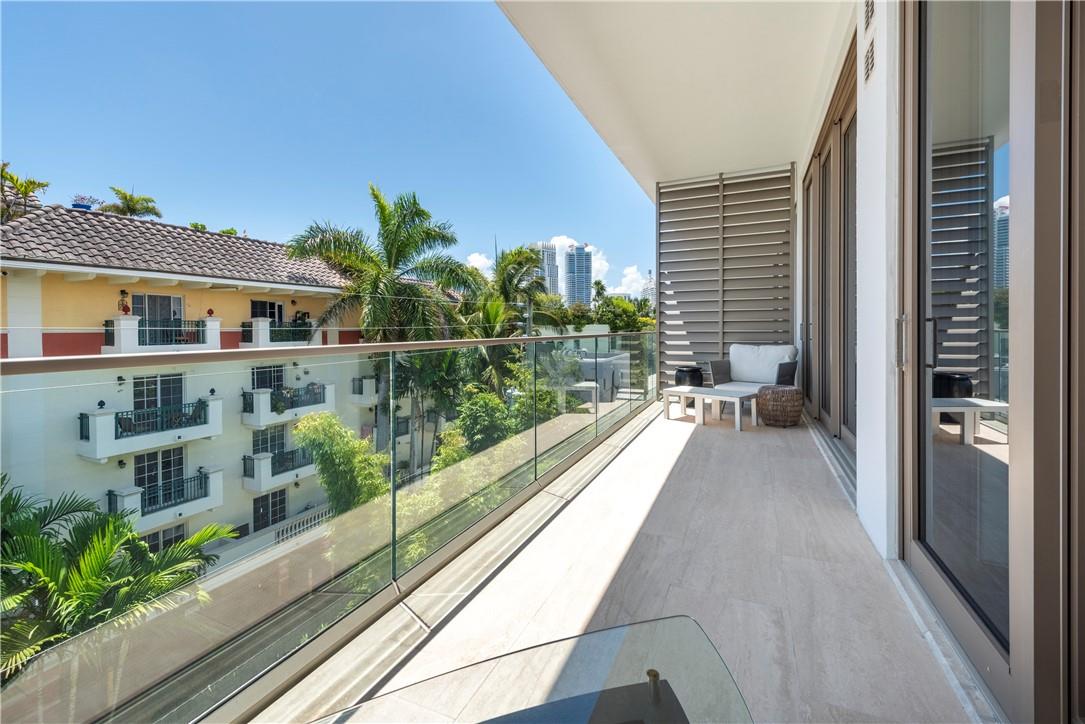 LOUVER HOUSE - Residential