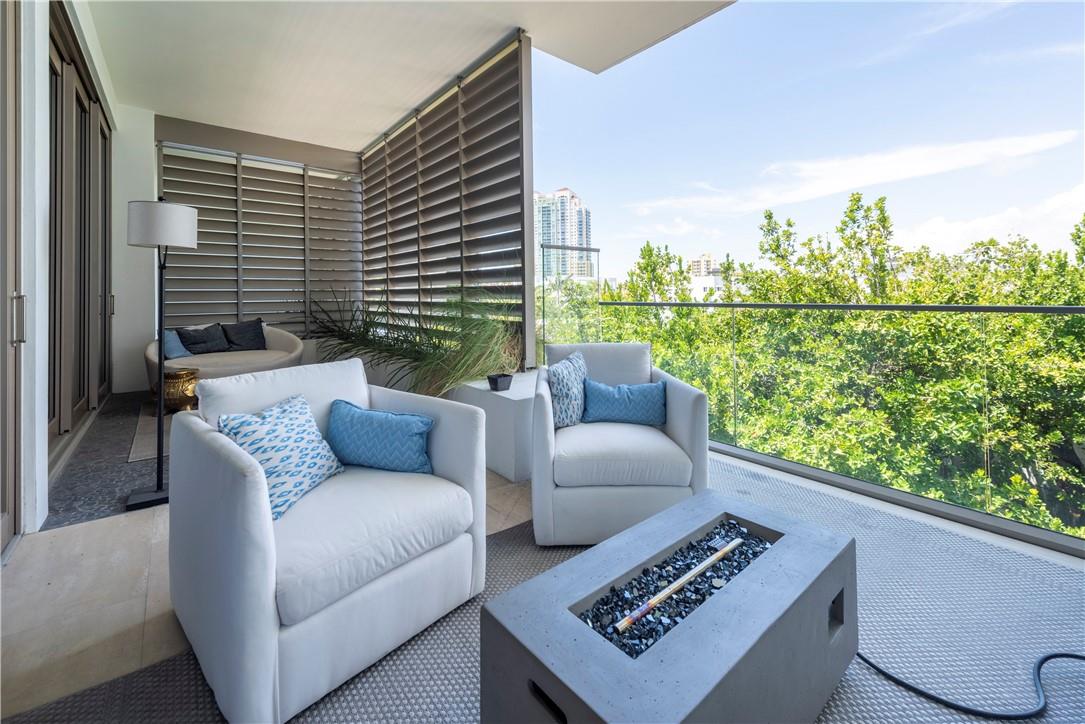 LOUVER HOUSE - Residential