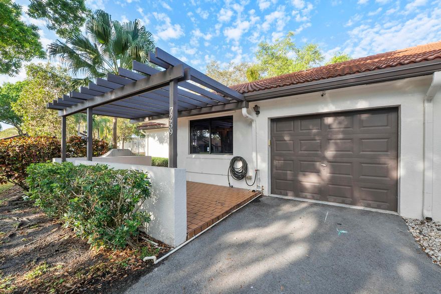 A fabulous find! A spacious one story villa! Walk into an open floor plan with vaulted ceilings. So many possibilities! Bright and spacious open kitchen.  A brand new 2026 AC!! 2020 stainless steel appliances. Tile floor throughout keeps the home bright and light. The huge bedrooms are impressive. There is an extra open area that can become an office or playroom. Large front porch with back/side grassy areas for a BBQ or lounging. Hurricane shutter protection for the windows are included. HOA includes: roof, outer pest control, exterior painting, clubhouse, pool, tennis/pickleball landscaping and grass. Located near great shopping, hospital and convenient highways. Lake Colony University Dr north of Mcnab  East side of University no gate