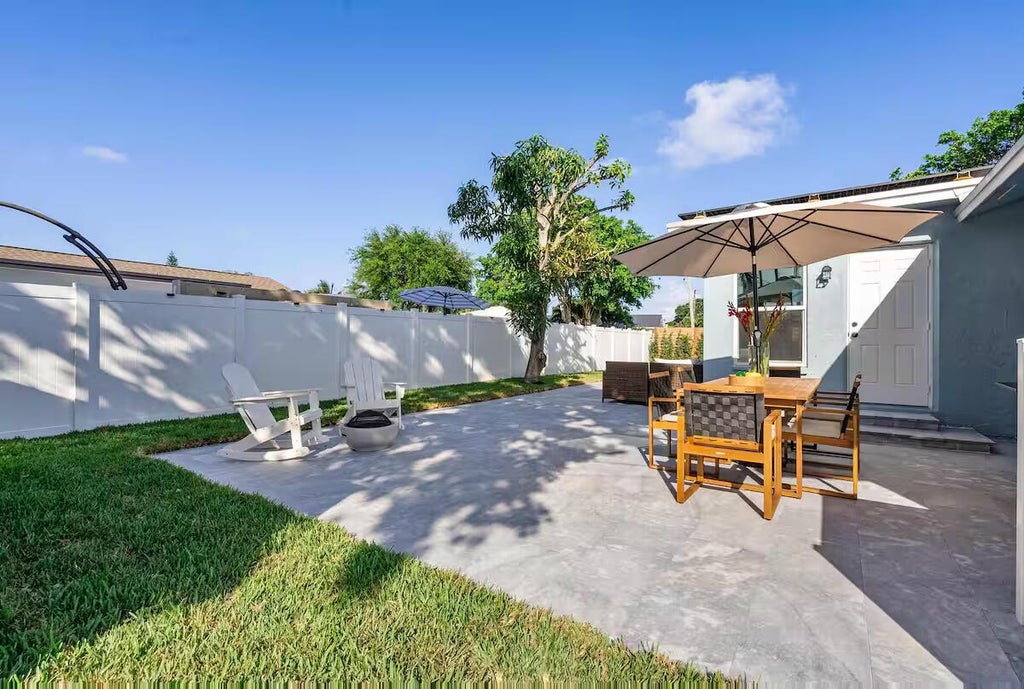 Photo of 667 Blue Jay Road, Delray Beach, FL 33444 (MLS # R11129393)