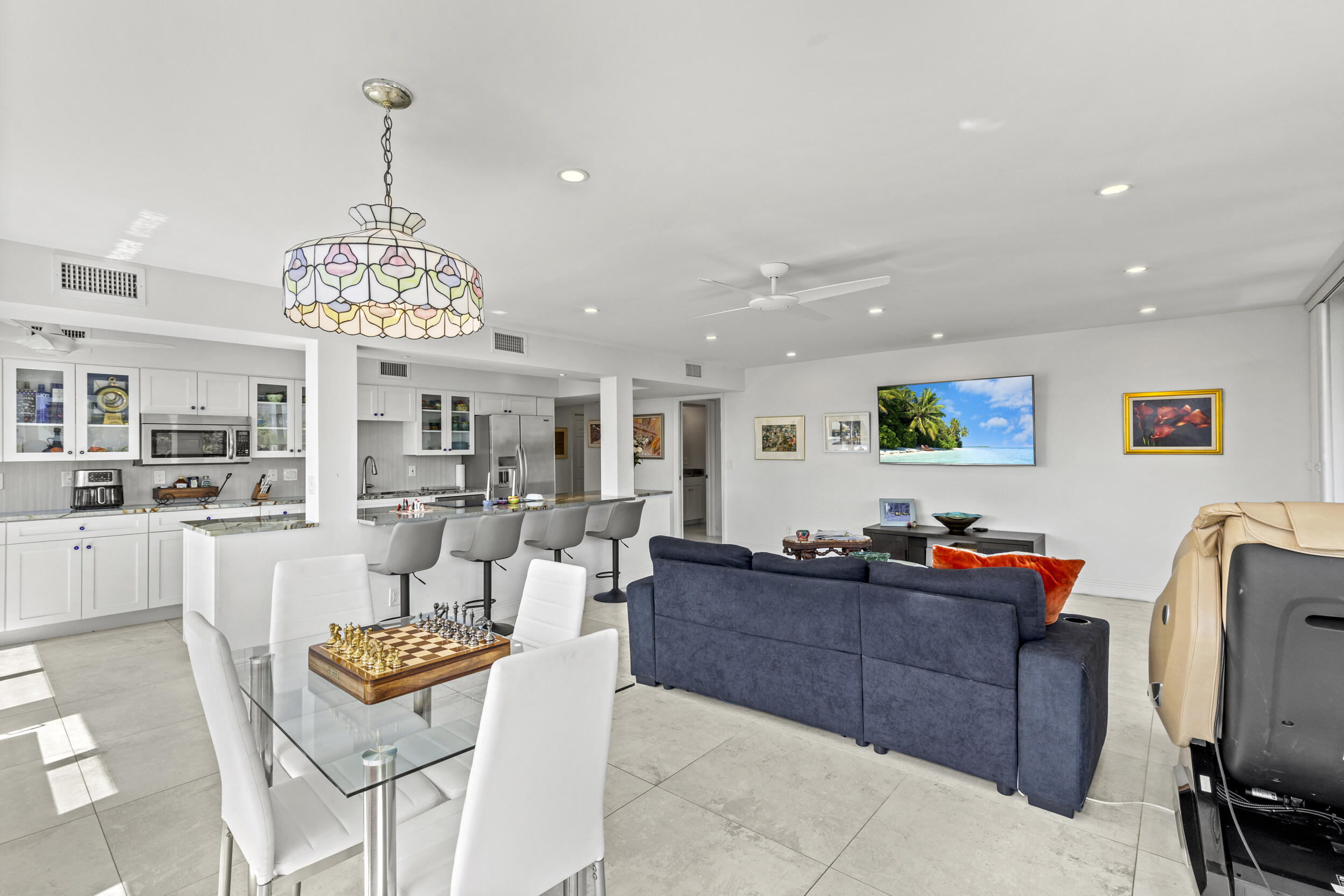 MAYFAIR HOUSE CONDO - Residential