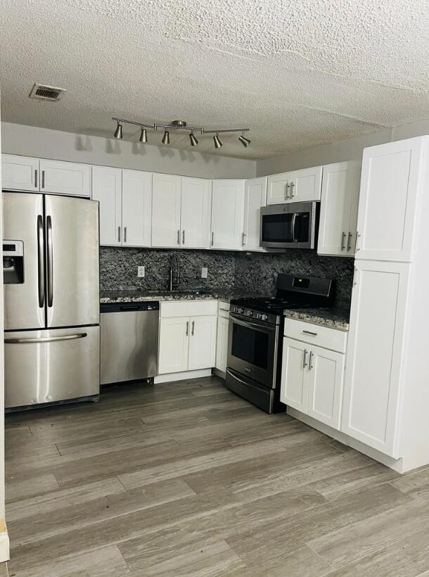 PINECREST ESTATES UNIT 2 - Residential Lease