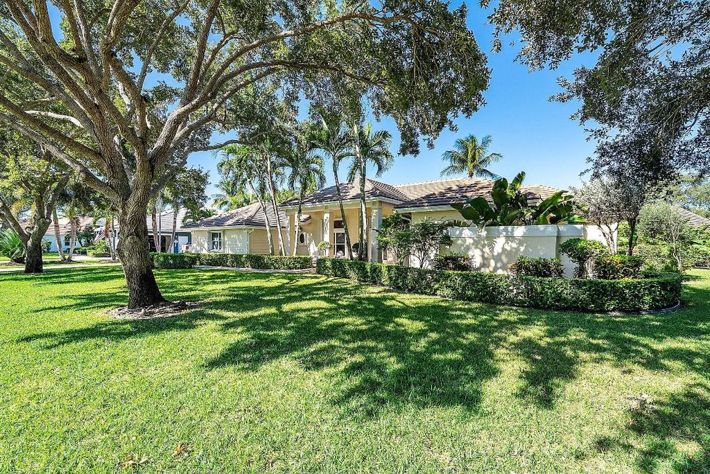 Photo of 18670 SE Lakeside Way, Jupiter, FL 33469 (MLS # R11136829)