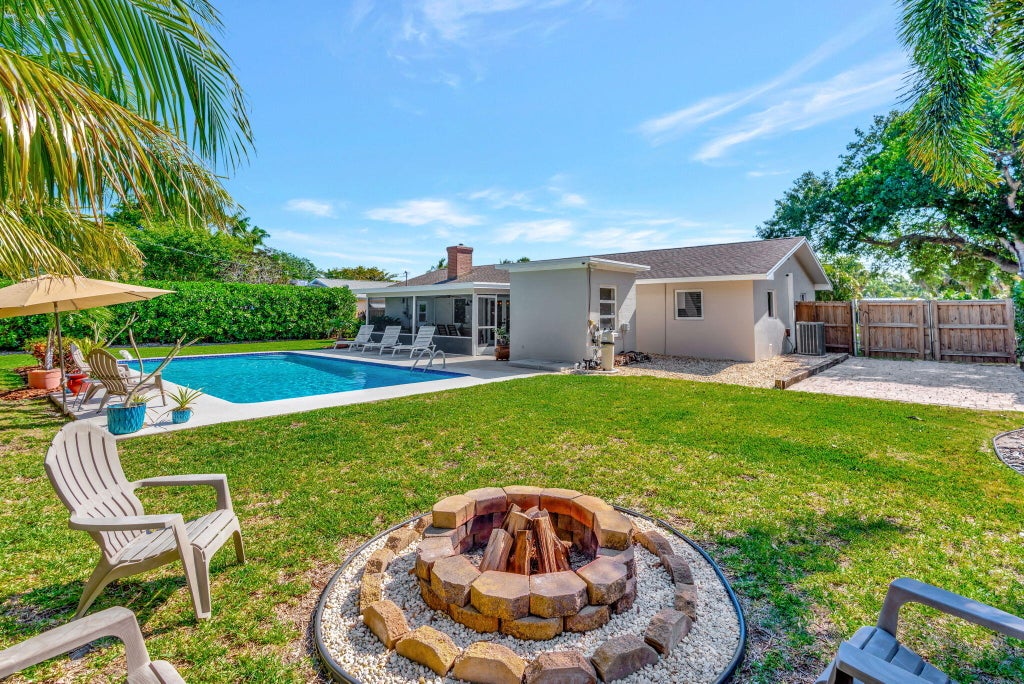 Photo of 702 Pinegrove Avenue, Jupiter, FL 33458 (MLS # R11081379)