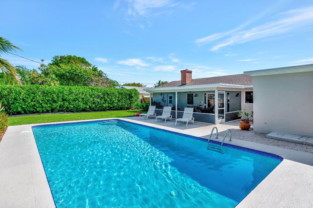 Photo of 702 Pinegrove Avenue, Jupiter, FL 33458 (MLS # R11081379)