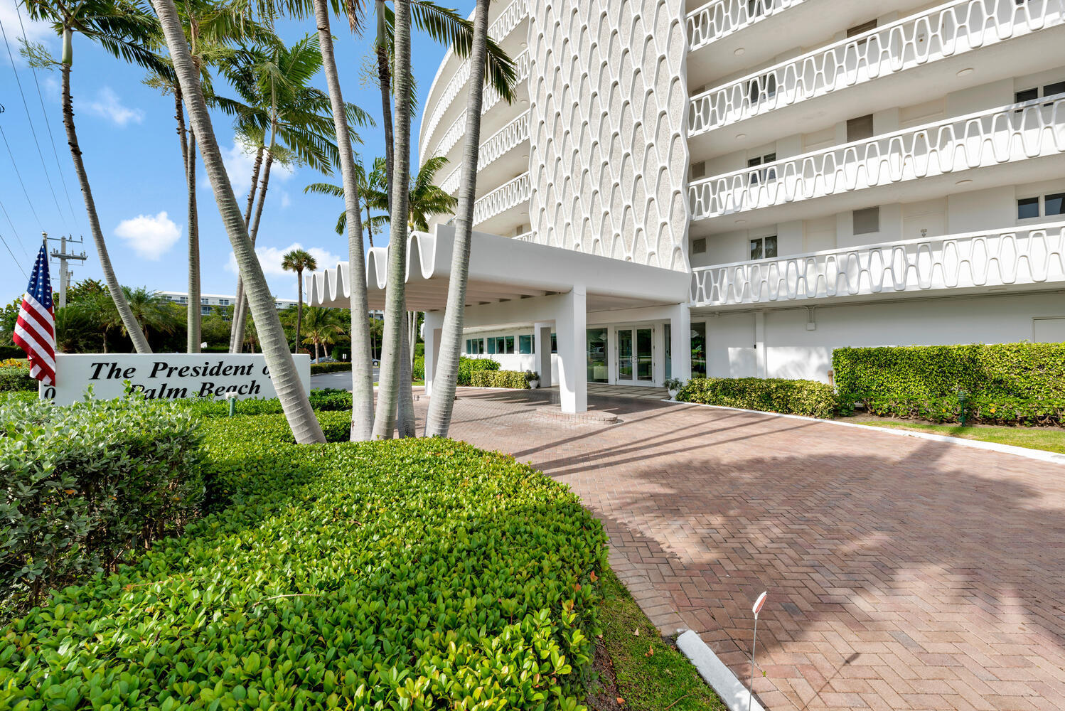 Enjoy expansive tropical and sunset views from this light and bright apartment. Lives like a resort with private deeded ocean access, pool, dock, fitness room, doorman and more. Conveniently located just south of the par 3 golf course in Palm Beach. and within minutes of restaurants, hotels and stores. Immaculate and pristine-ready for occupancy