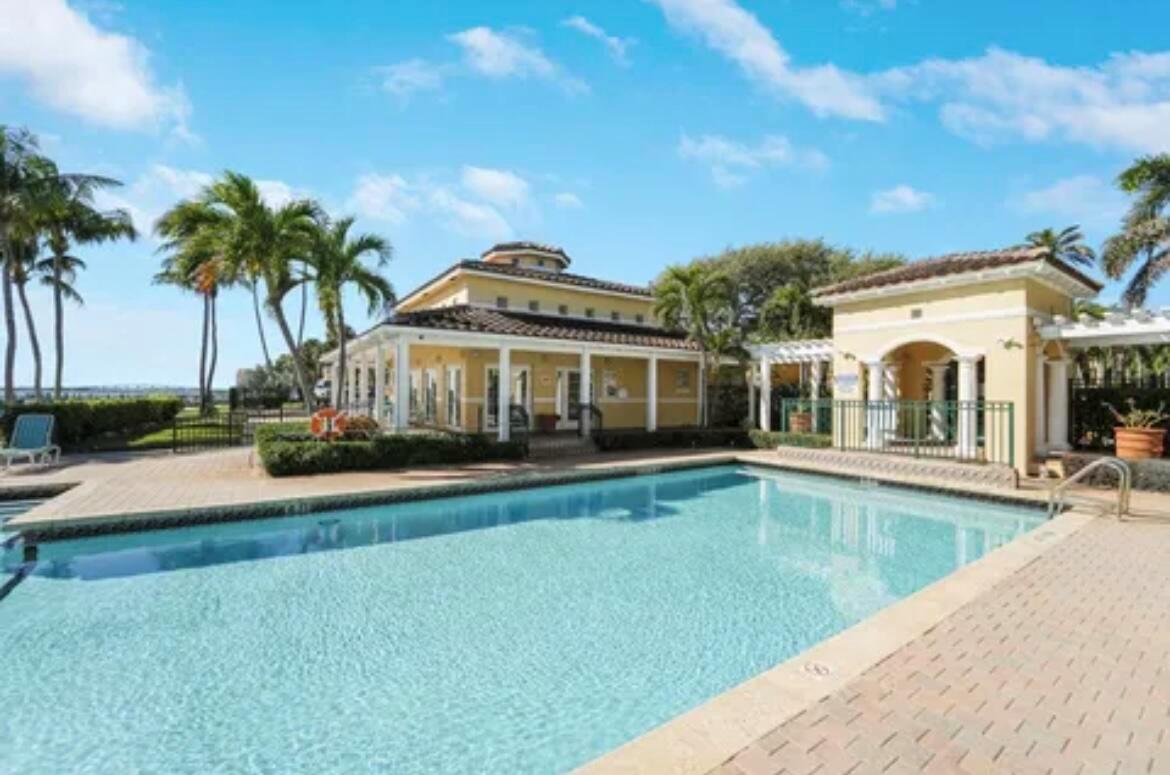 1035 Lakeshore Dr. 206