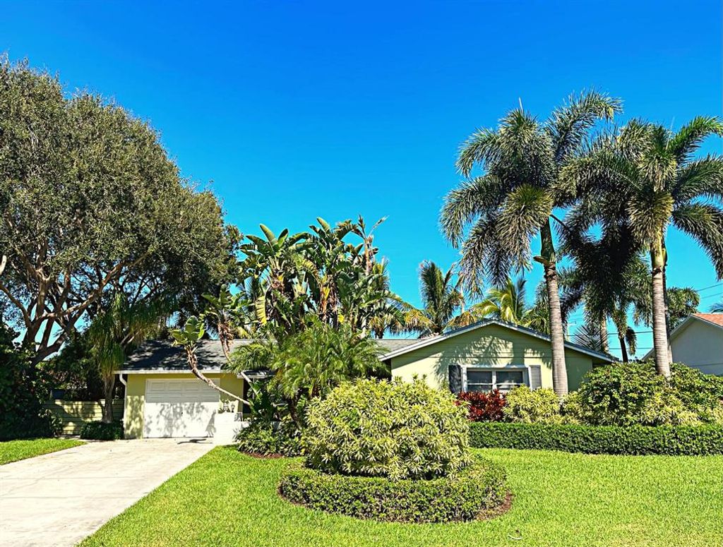 Photo of 5 Beverly Road W, Jupiter, FL 33469 (MLS # R10843553)