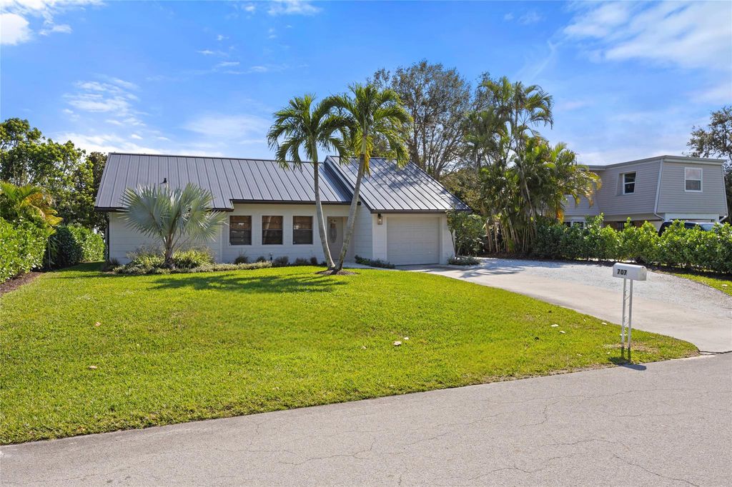Photo of 707 SE Hibiscus Avenue, Stuart, FL 34996 (MLS # F10491043)