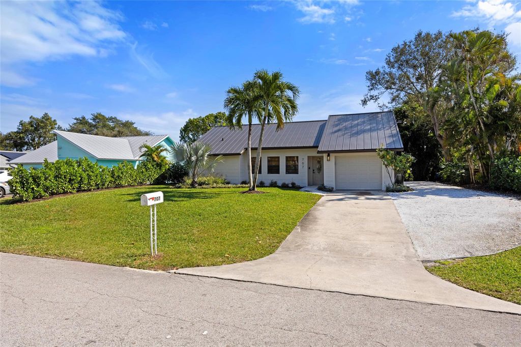 Photo of 707 SE Hibiscus Avenue, Stuart, FL 34996 (MLS # F10491043)