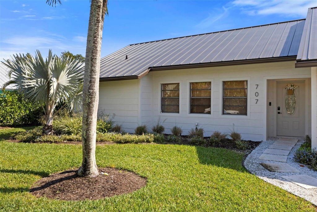Photo of 707 SE Hibiscus Avenue, Stuart, FL 34996 (MLS # F10491043)