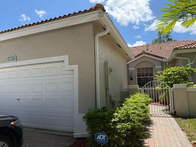 WOW!! ABSOLUTELY BEAUTIFUL 2 BEDROOM/2 BATH VILLA IN PRESTIGIOUS REGENCY AT SUNRISE. EXTREMELY RARE UNIT WITH 2-CAR DETACHED GARAGE. CONVENIENTLY LOCATED BY UNIVERSITY AND OAKLAND PARK BOULEVARD. THIS IS THE ONE YOU HAVE BEEN WAITING FOR!