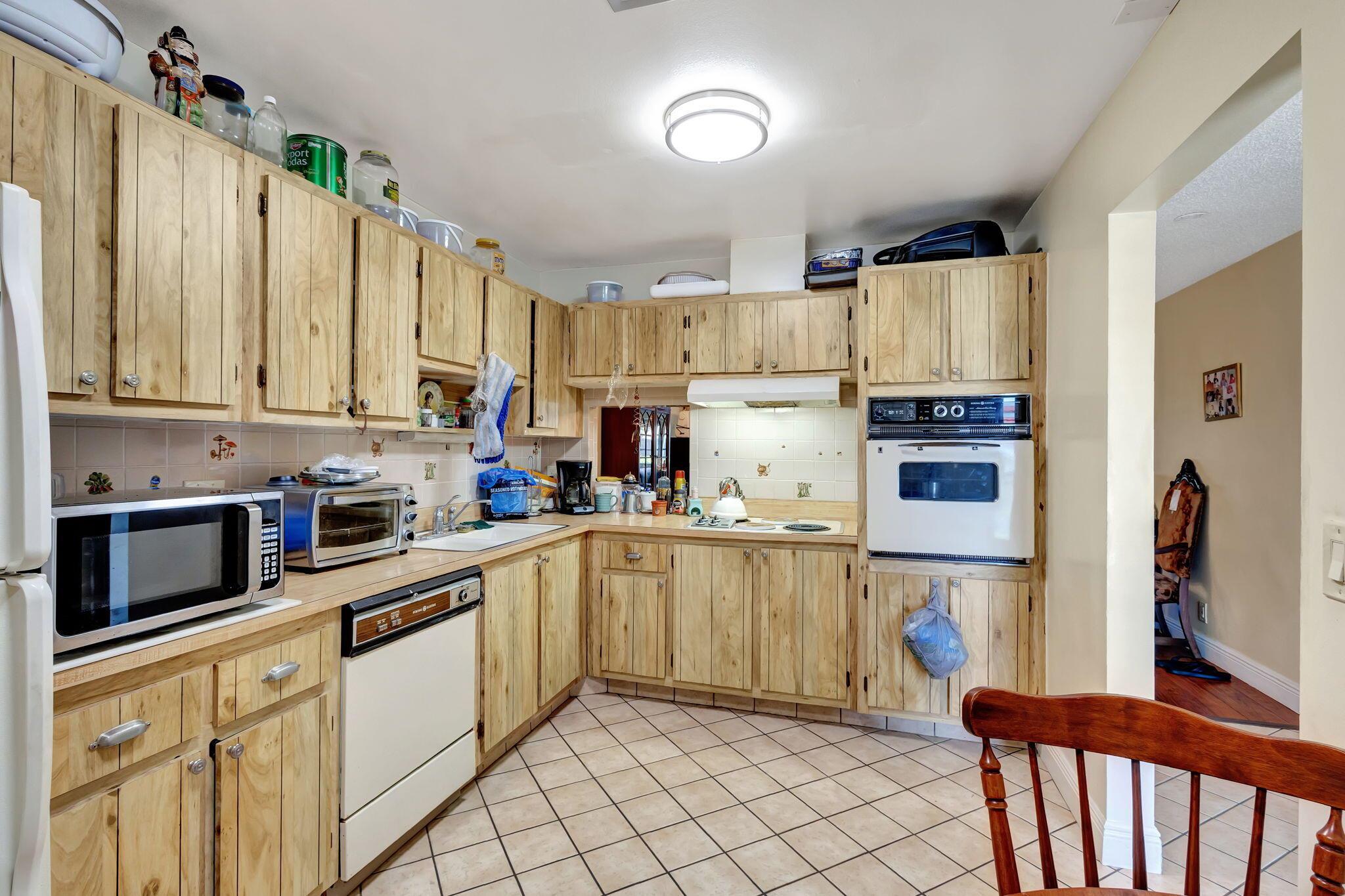 CRESTHAVEN TOWNHOMES SEC 4 CONDO - Residential