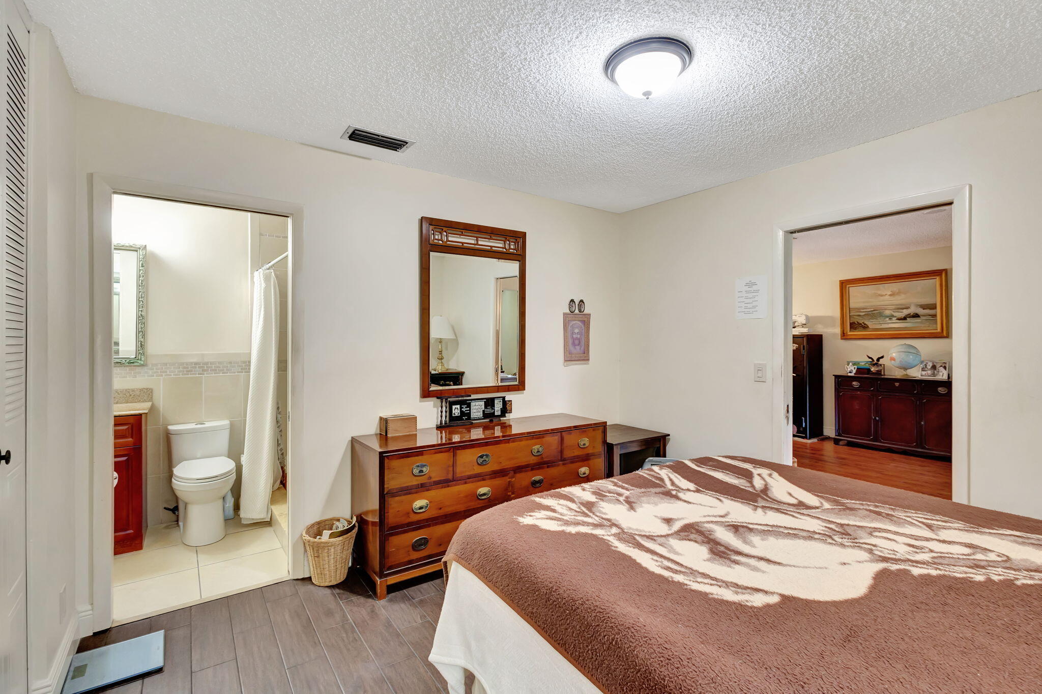 CRESTHAVEN TOWNHOMES SEC 4 CONDO - Residential