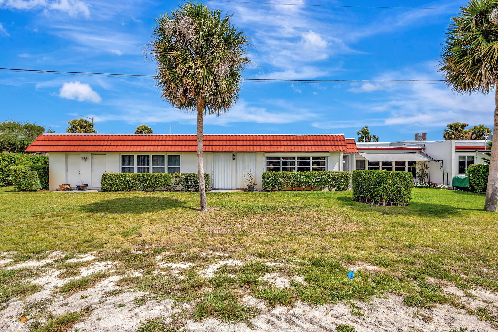 CRESTHAVEN TOWNHOMES SEC 4 CONDO - Residential