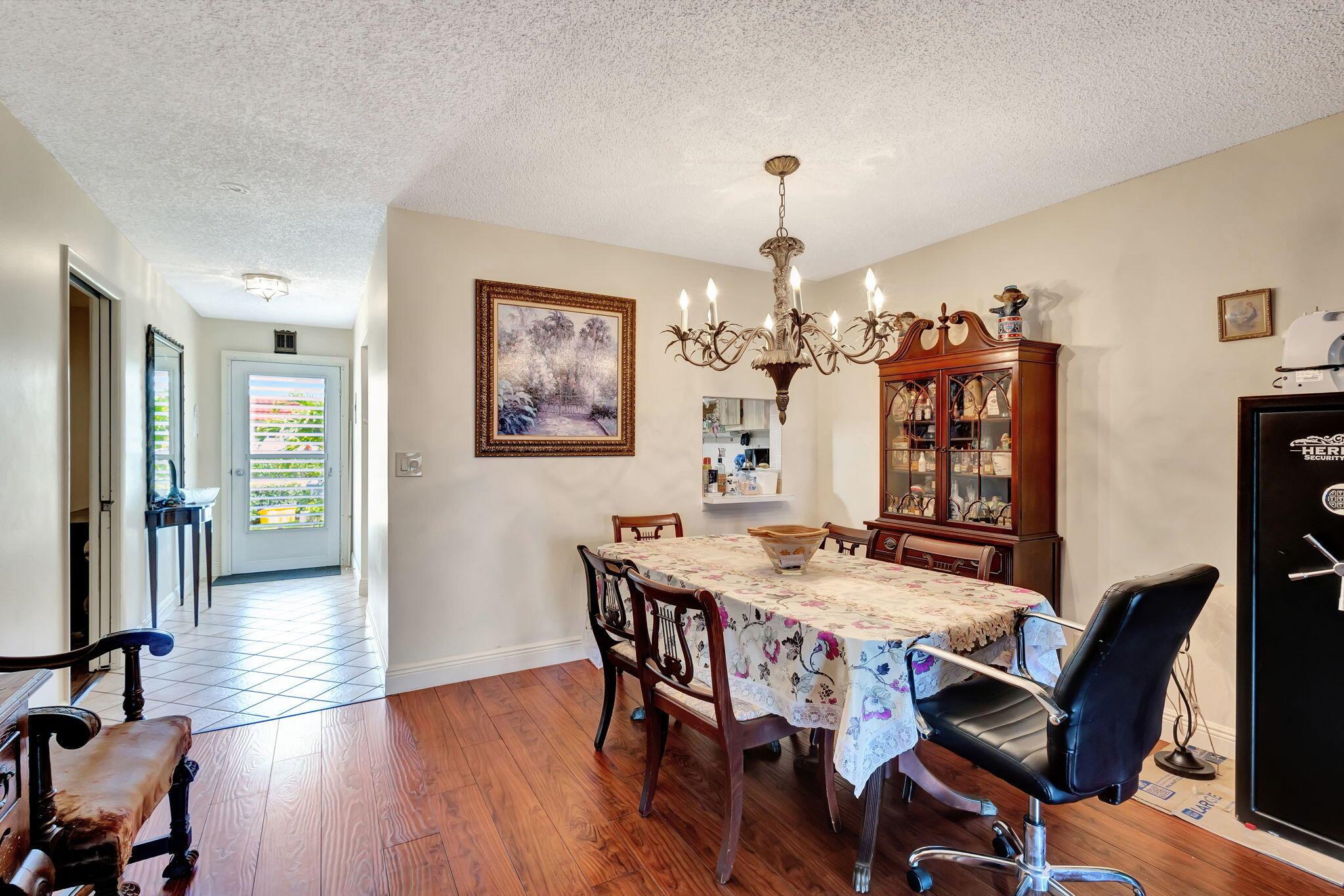 CRESTHAVEN TOWNHOMES SEC 4 CONDO - Residential