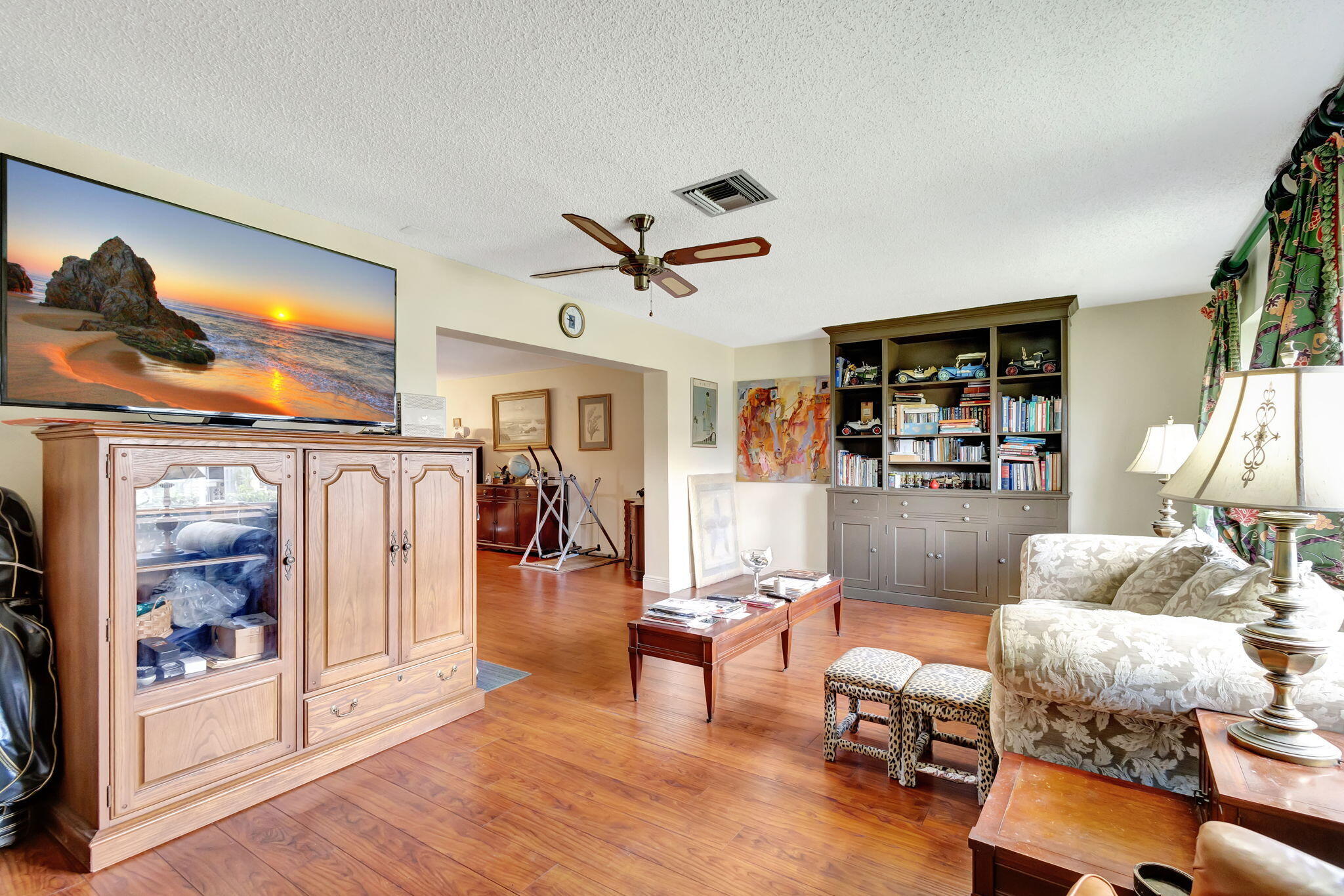 CRESTHAVEN TOWNHOMES SEC 4 CONDO - Residential