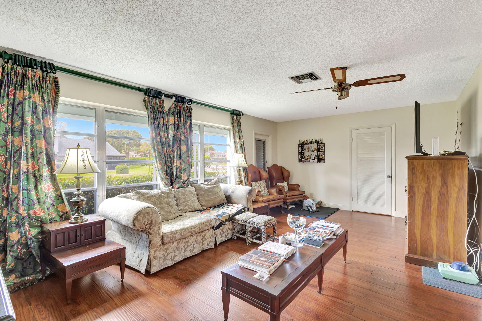 CRESTHAVEN TOWNHOMES SEC 4 CONDO - Residential