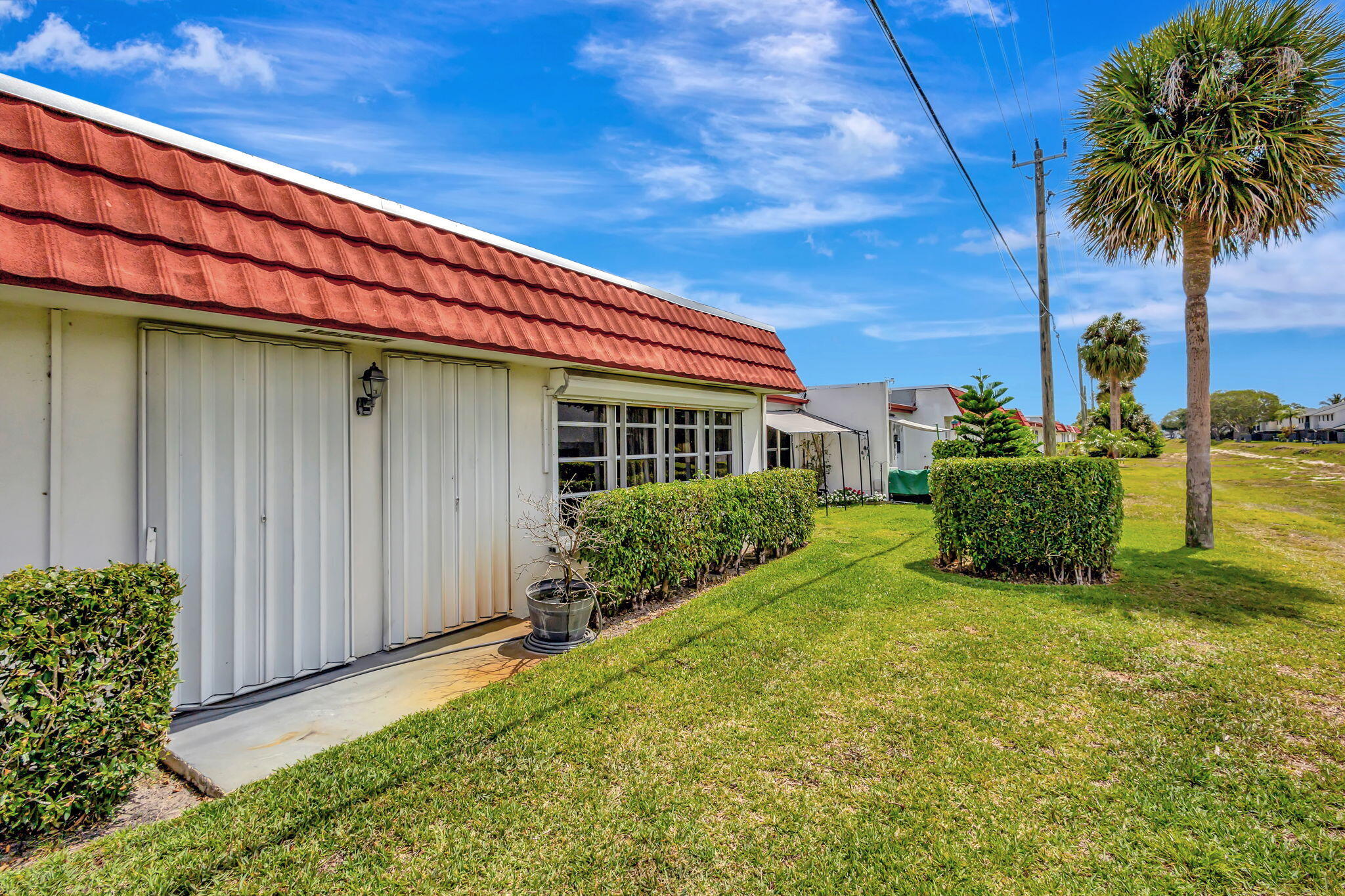 CRESTHAVEN TOWNHOMES SEC 4 CONDO - Residential