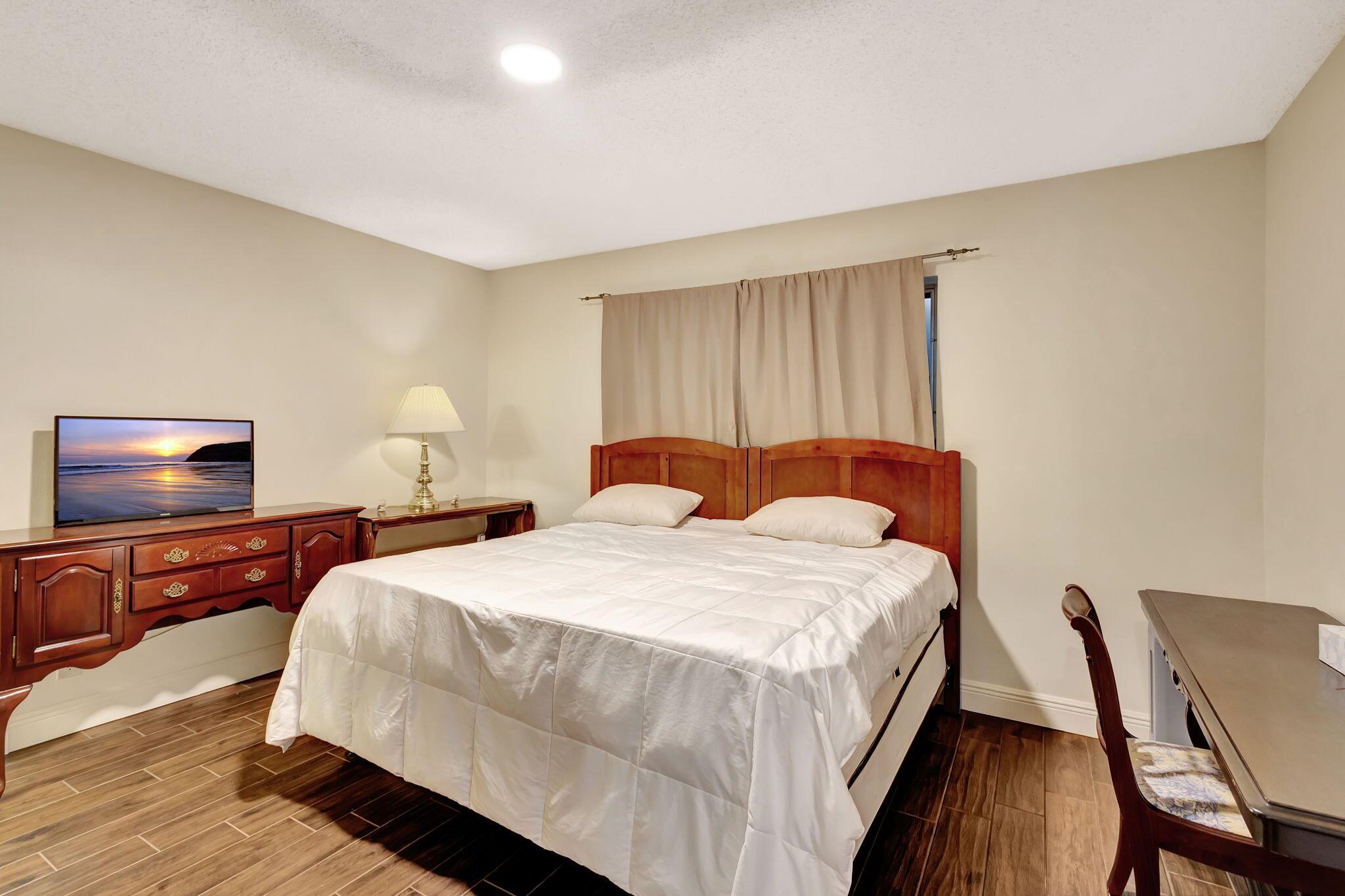 CRESTHAVEN TOWNHOMES SEC 4 CONDO - Residential