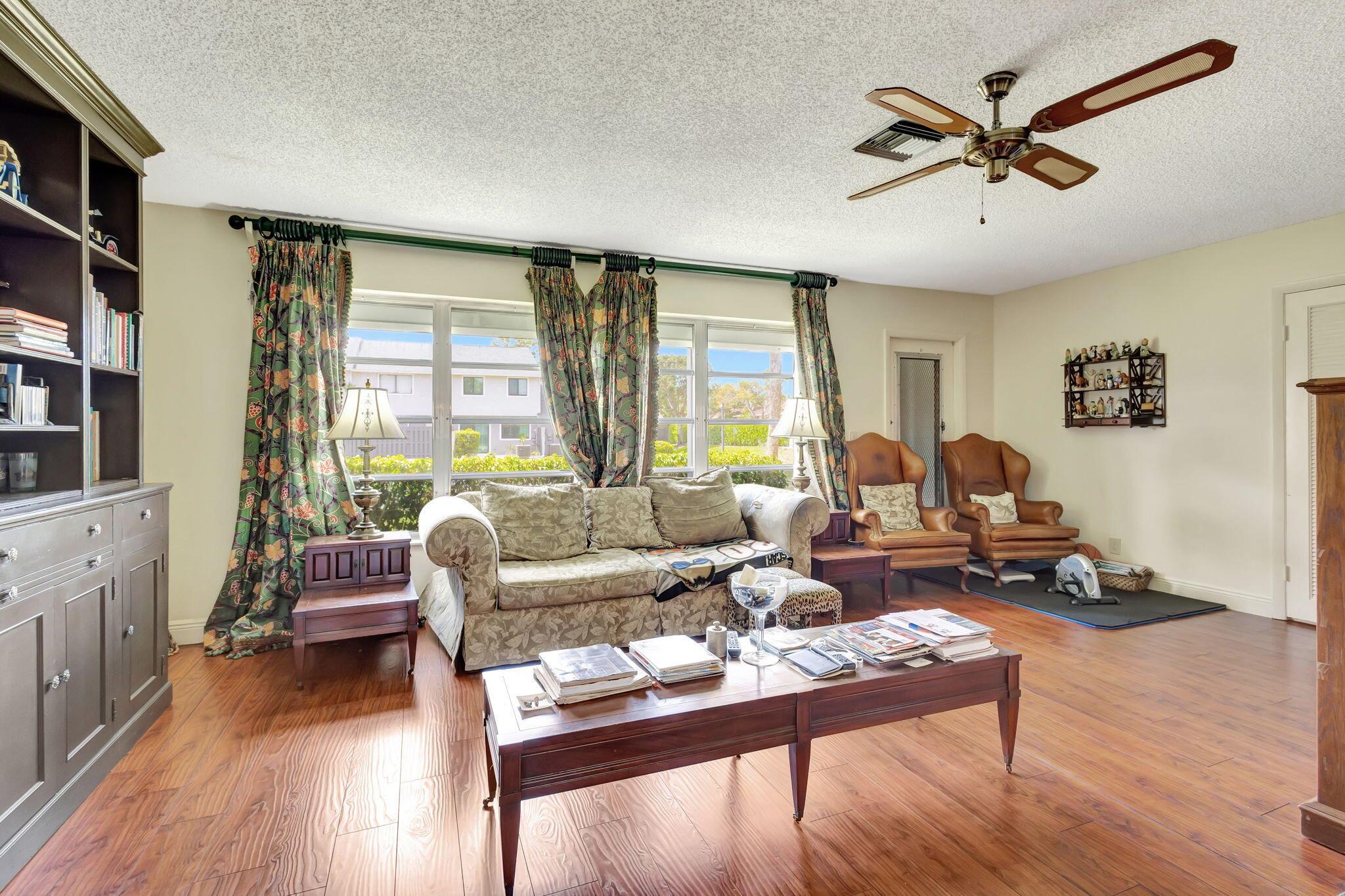 CRESTHAVEN TOWNHOMES SEC 4 CONDO - Residential