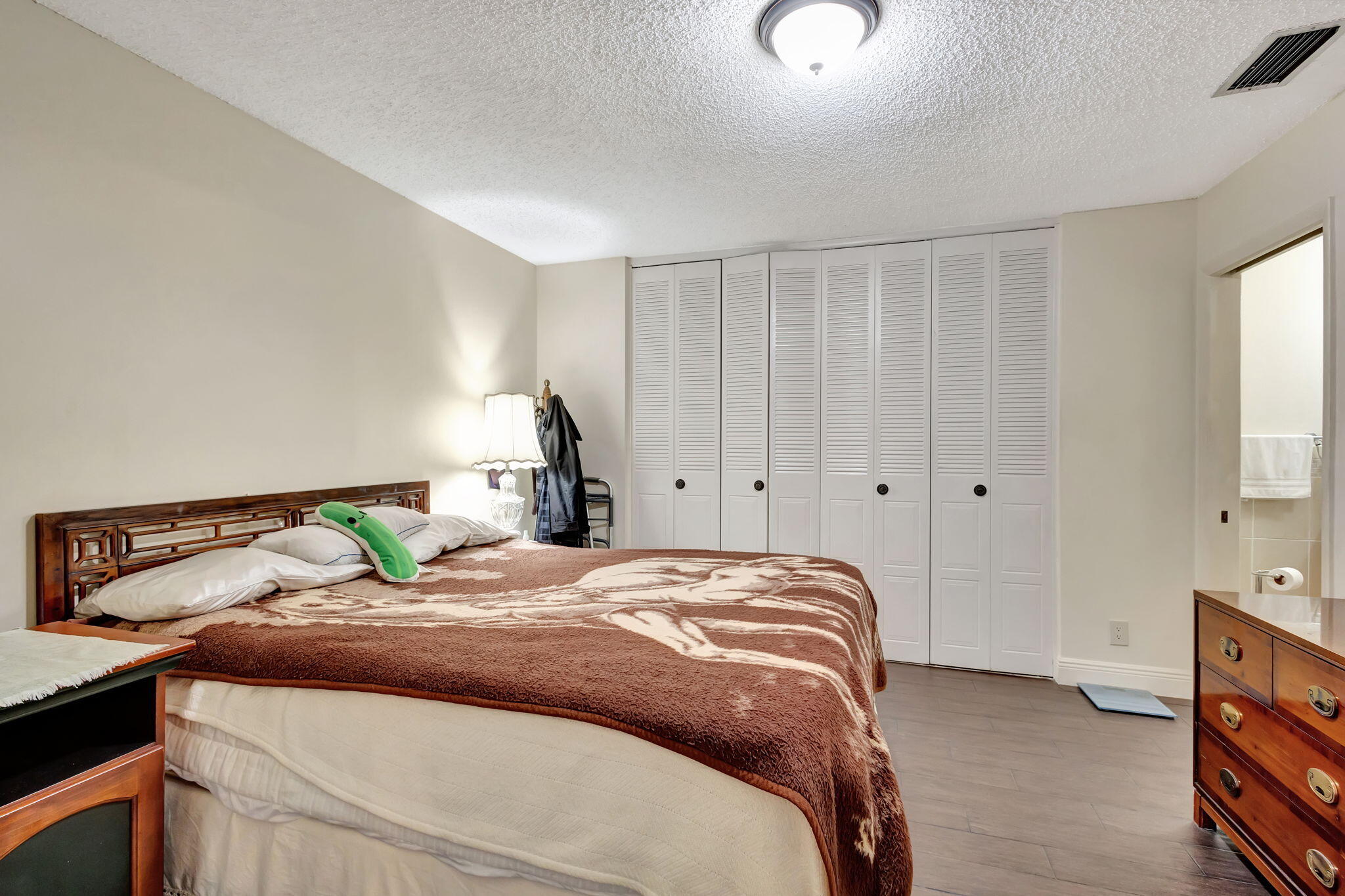 CRESTHAVEN TOWNHOMES SEC 4 CONDO - Residential