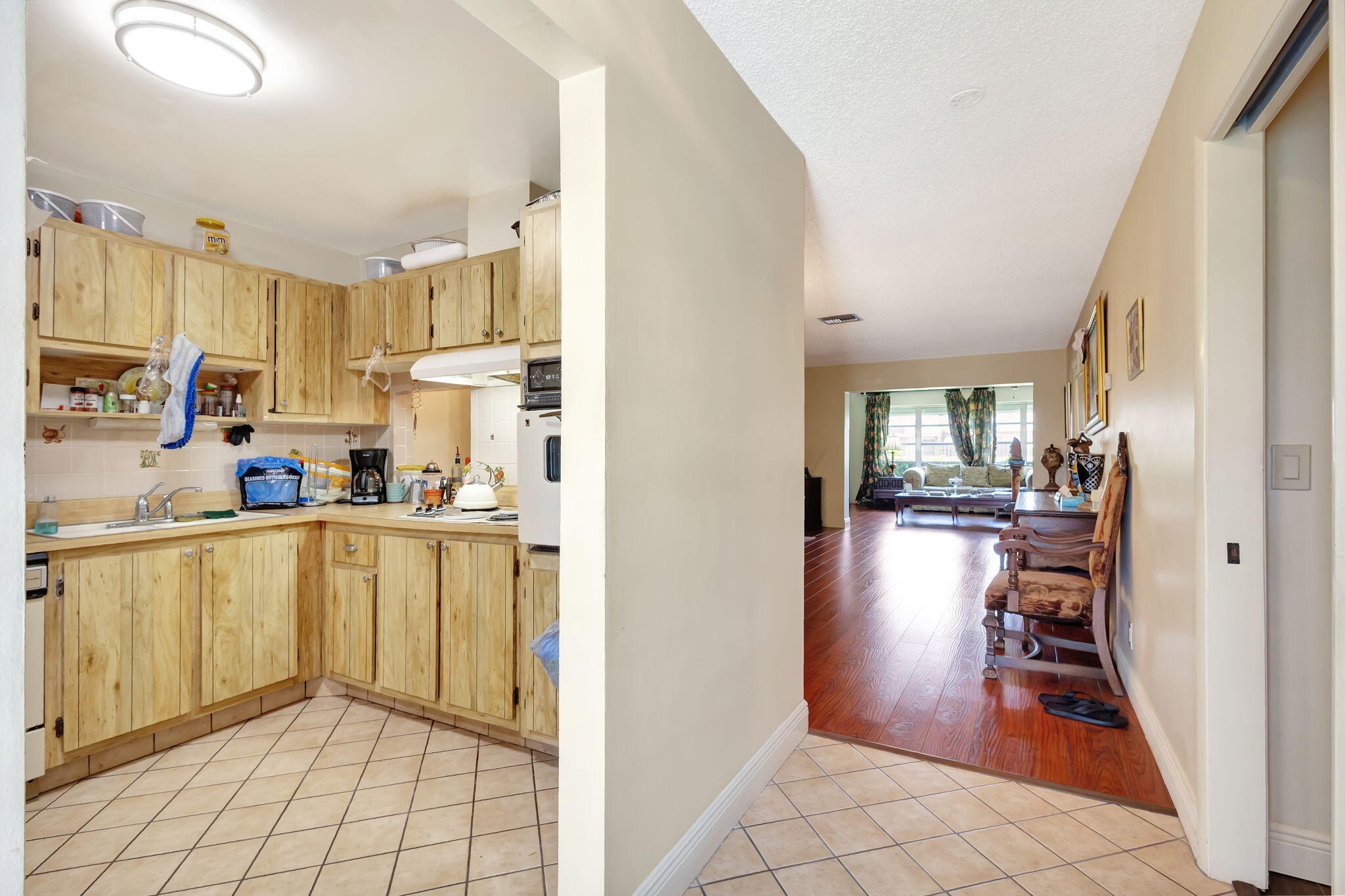 CRESTHAVEN TOWNHOMES SEC 4 CONDO - Residential