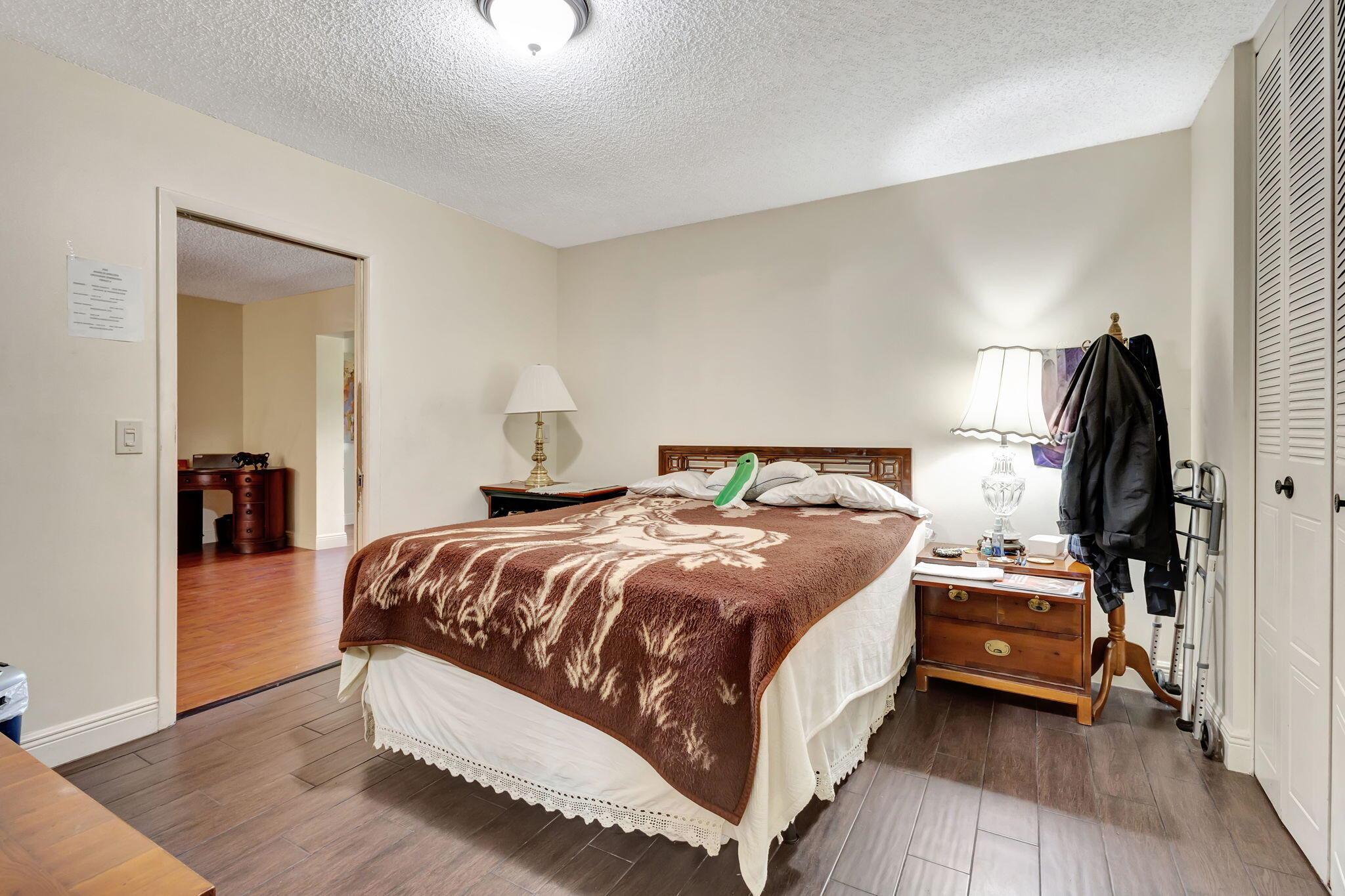 CRESTHAVEN TOWNHOMES SEC 4 CONDO - Residential