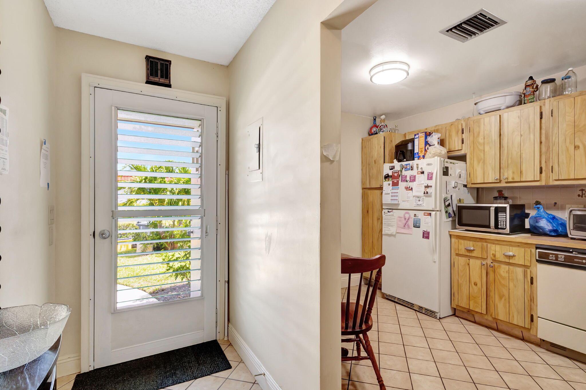 CRESTHAVEN TOWNHOMES SEC 4 CONDO - Residential