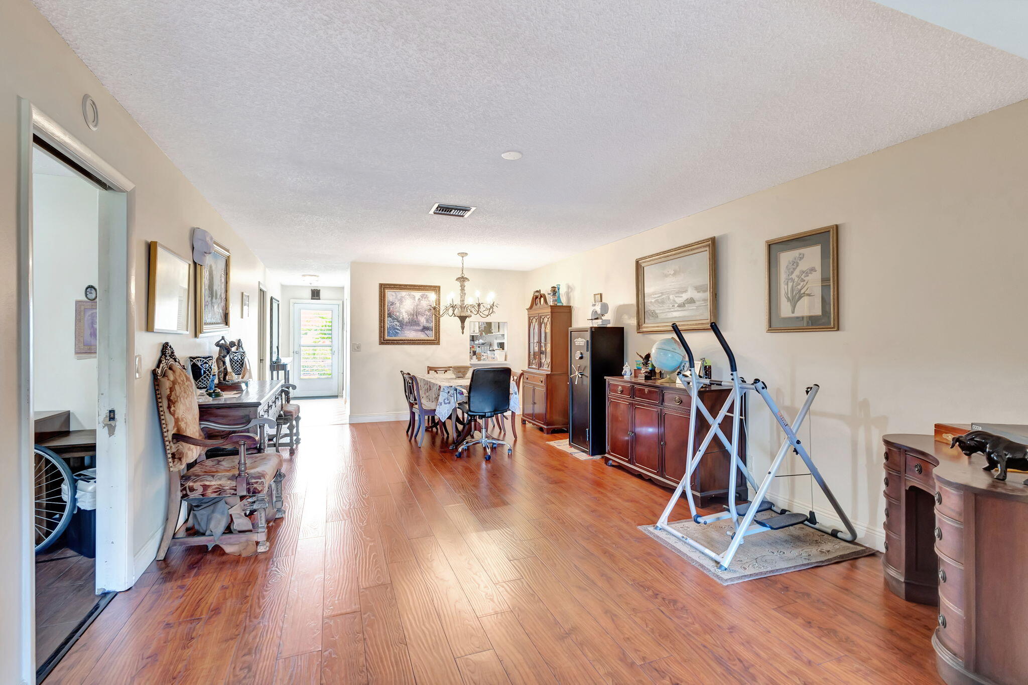 CRESTHAVEN TOWNHOMES SEC 4 CONDO - Residential