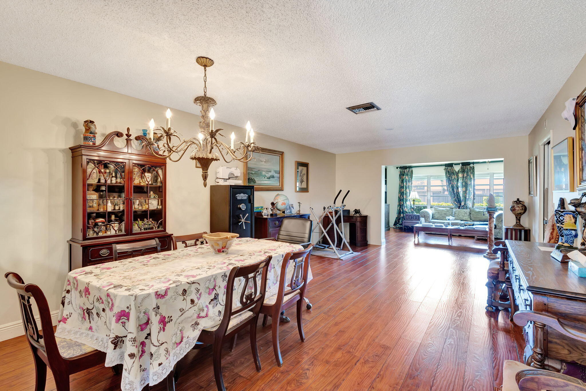 CRESTHAVEN TOWNHOMES SEC 4 CONDO - Residential