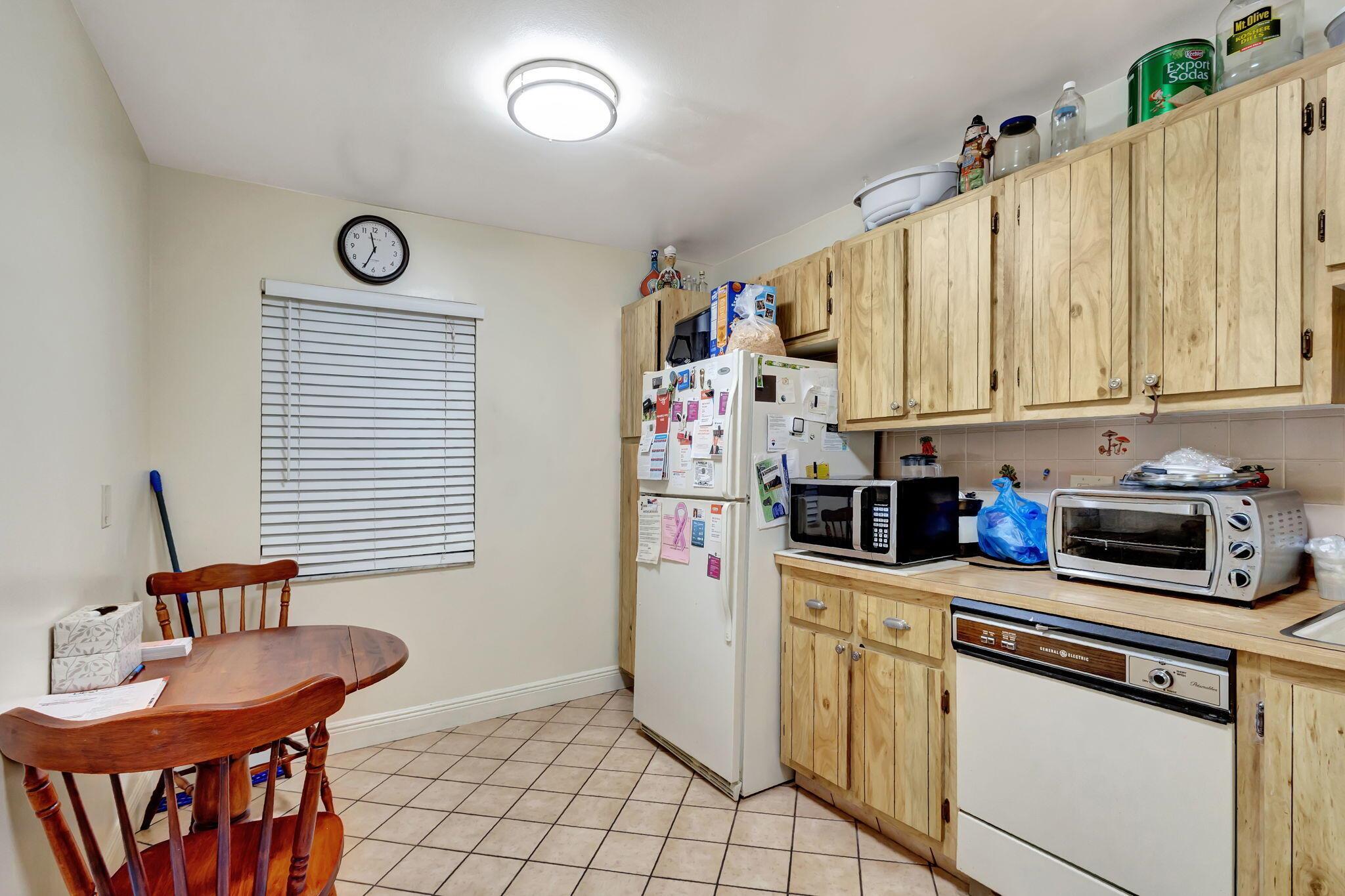 CRESTHAVEN TOWNHOMES SEC 4 CONDO - Residential