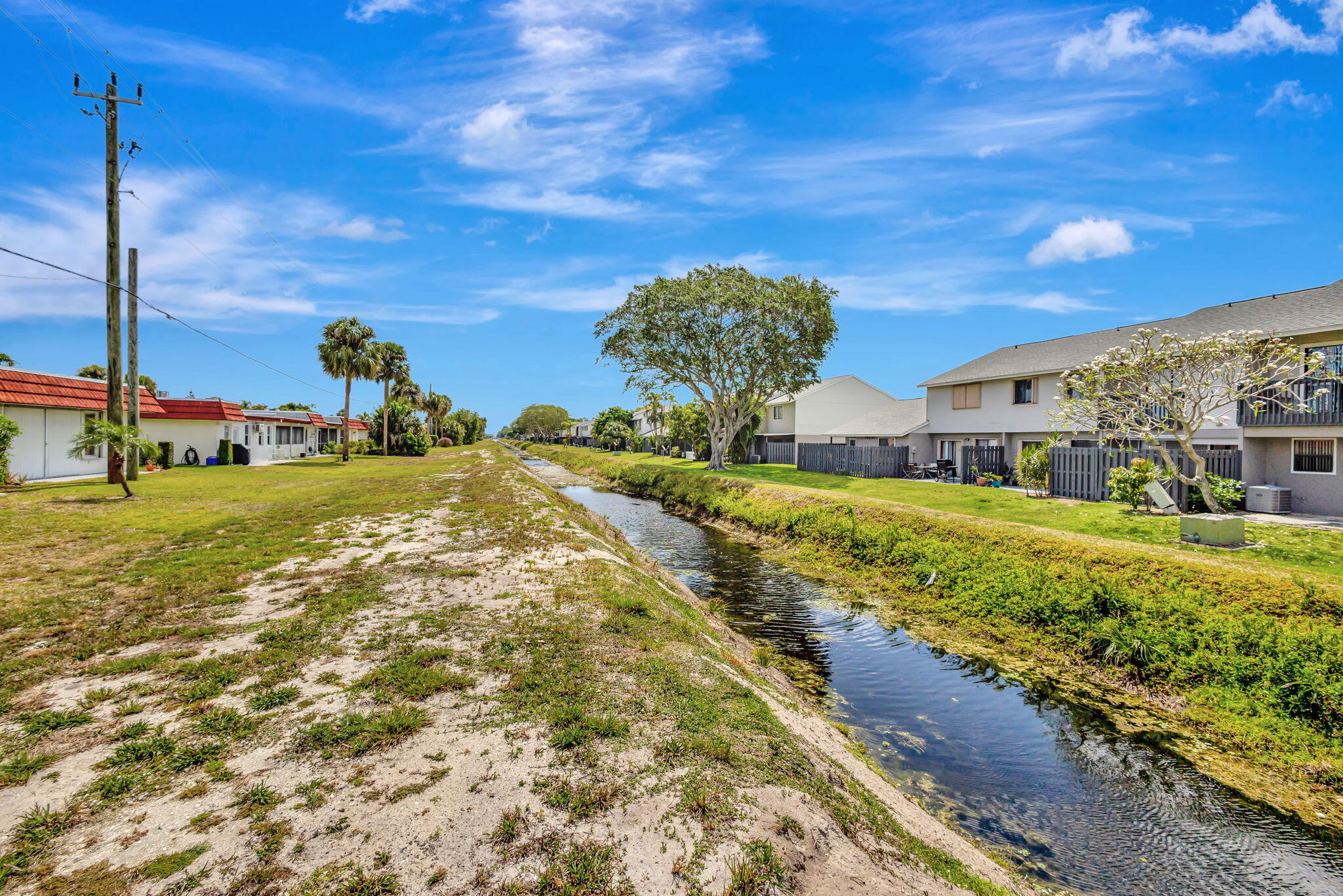 CRESTHAVEN TOWNHOMES SEC 4 CONDO - Residential