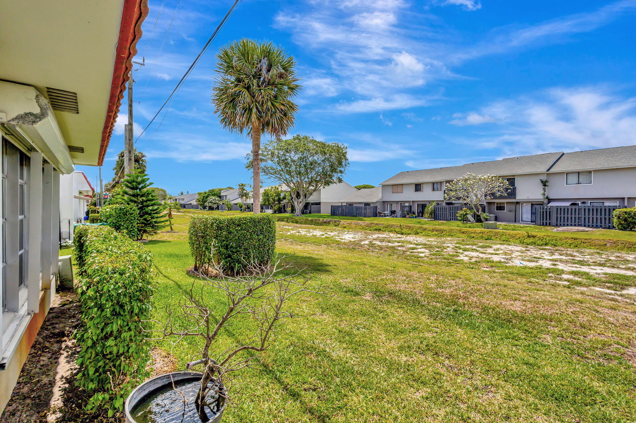 CRESTHAVEN TOWNHOMES SEC 4 CONDO - Residential