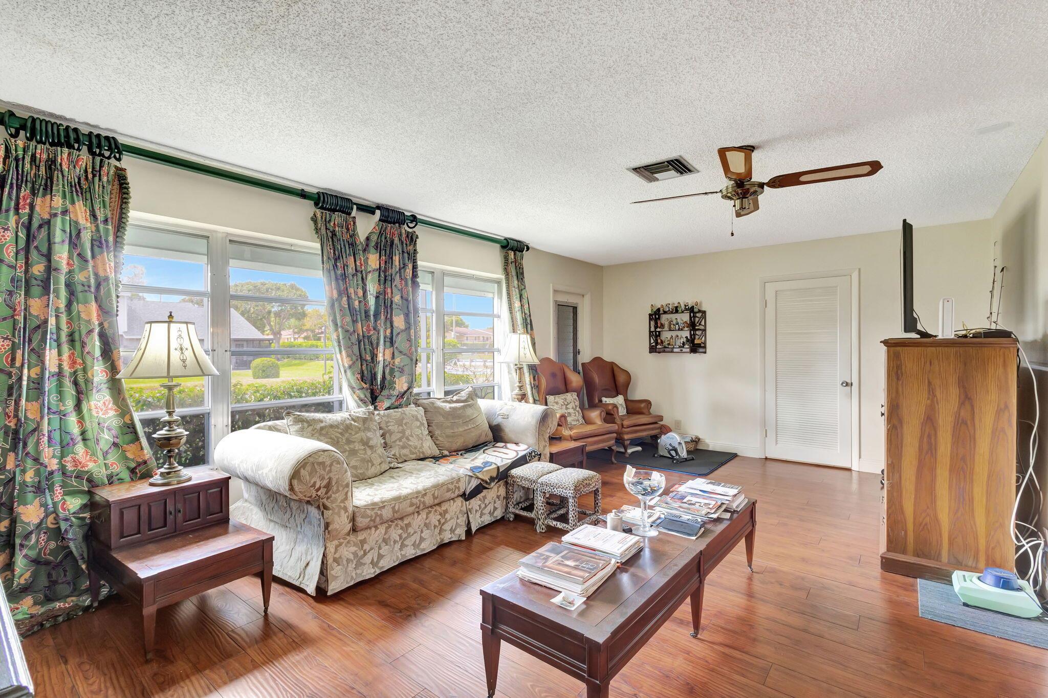 CRESTHAVEN TOWNHOMES SEC 4 CONDO - Residential