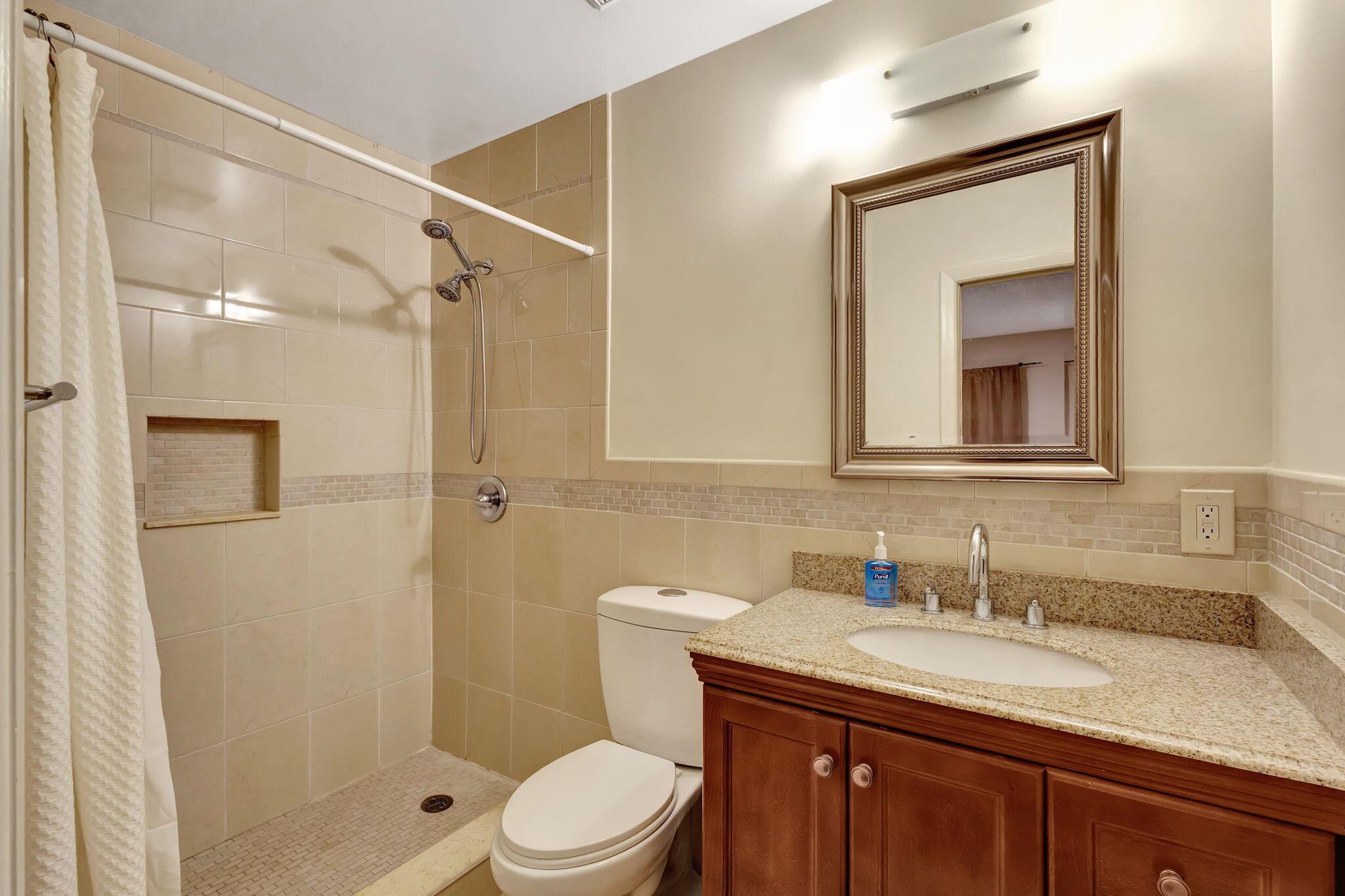 CRESTHAVEN TOWNHOMES SEC 4 CONDO - Residential