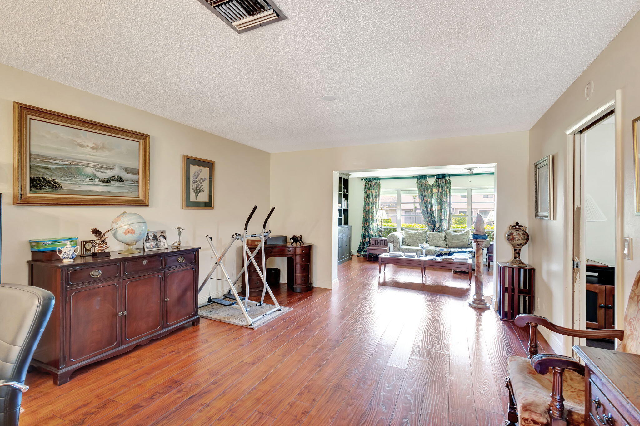 CRESTHAVEN TOWNHOMES SEC 4 CONDO - Residential