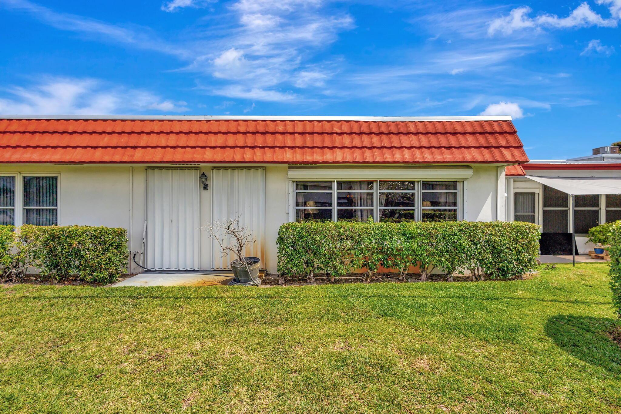 CRESTHAVEN TOWNHOMES SEC 4 CONDO - Residential