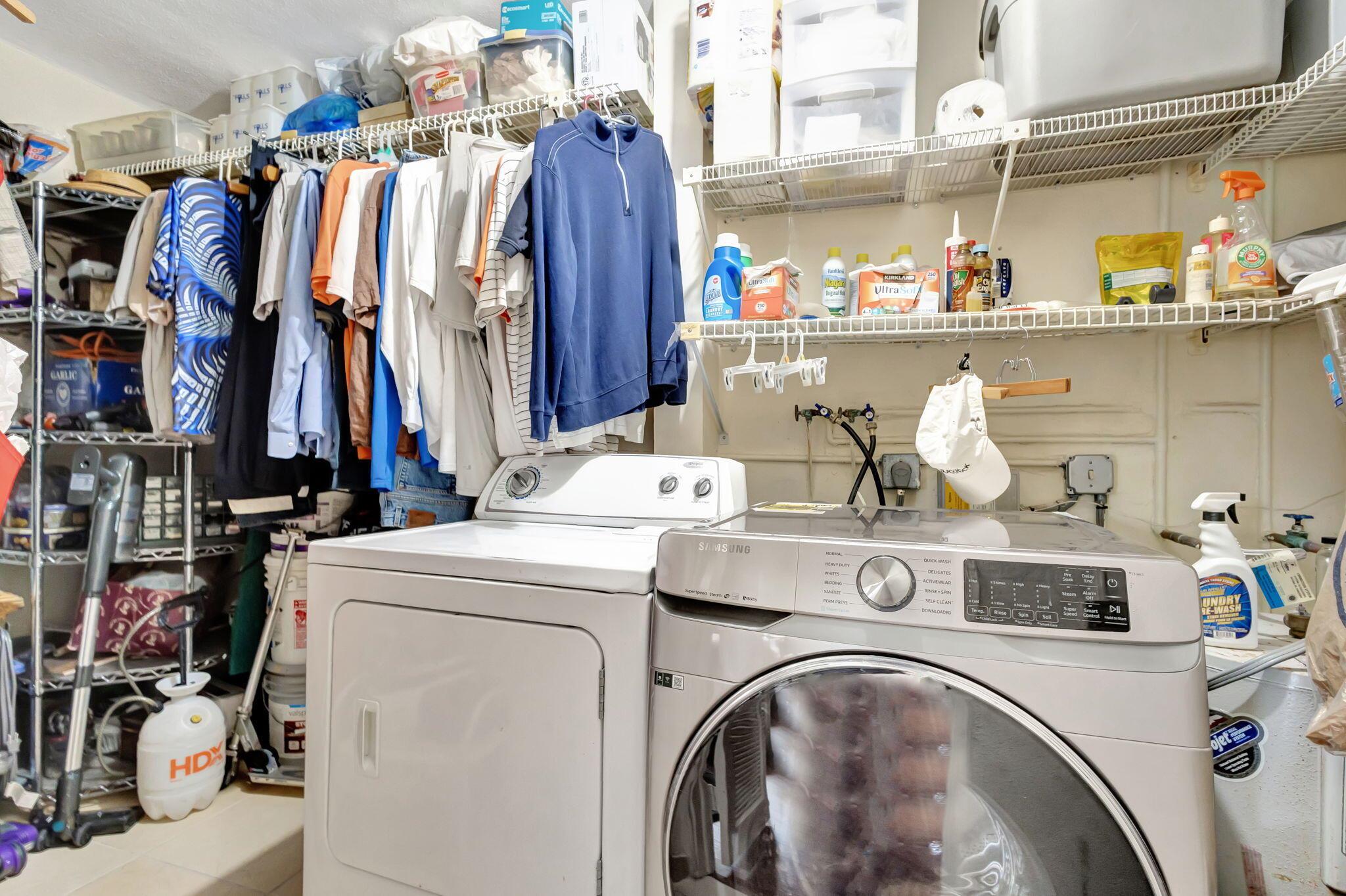 CRESTHAVEN TOWNHOMES SEC 4 CONDO - Residential