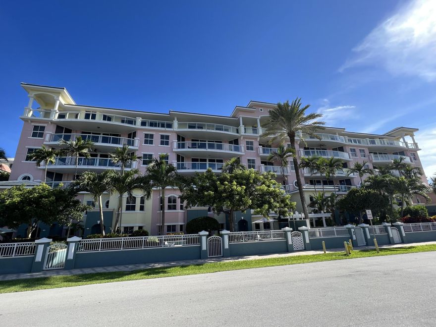 4/3 TOWNHOME IN DEERFILED BCH, FL. 2 STORY W/1 CAR GARAGE. FULLY FURNISHED JUST BRING YOUR TOOTHBRUSH, 24HR SECURITY AND CONCIERGE. 2 PARKING SPACS, ONE PARKING SPACE IS A PRIVATE 1 CAR GARAGE. WALK TO DEERFIELD BEACH AND RESTURANTS. CURRENTLY TENANT OCCUPIED.