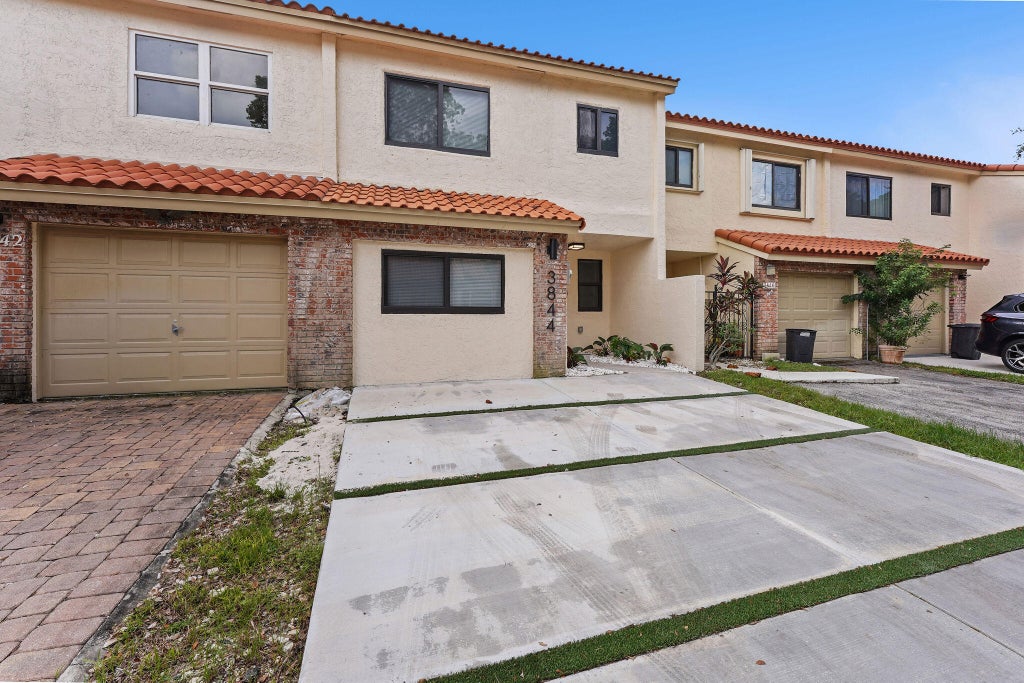 Photo of 3844 ATLANTA Street, Hollywood, FL 33021 (MLS # B26087271)