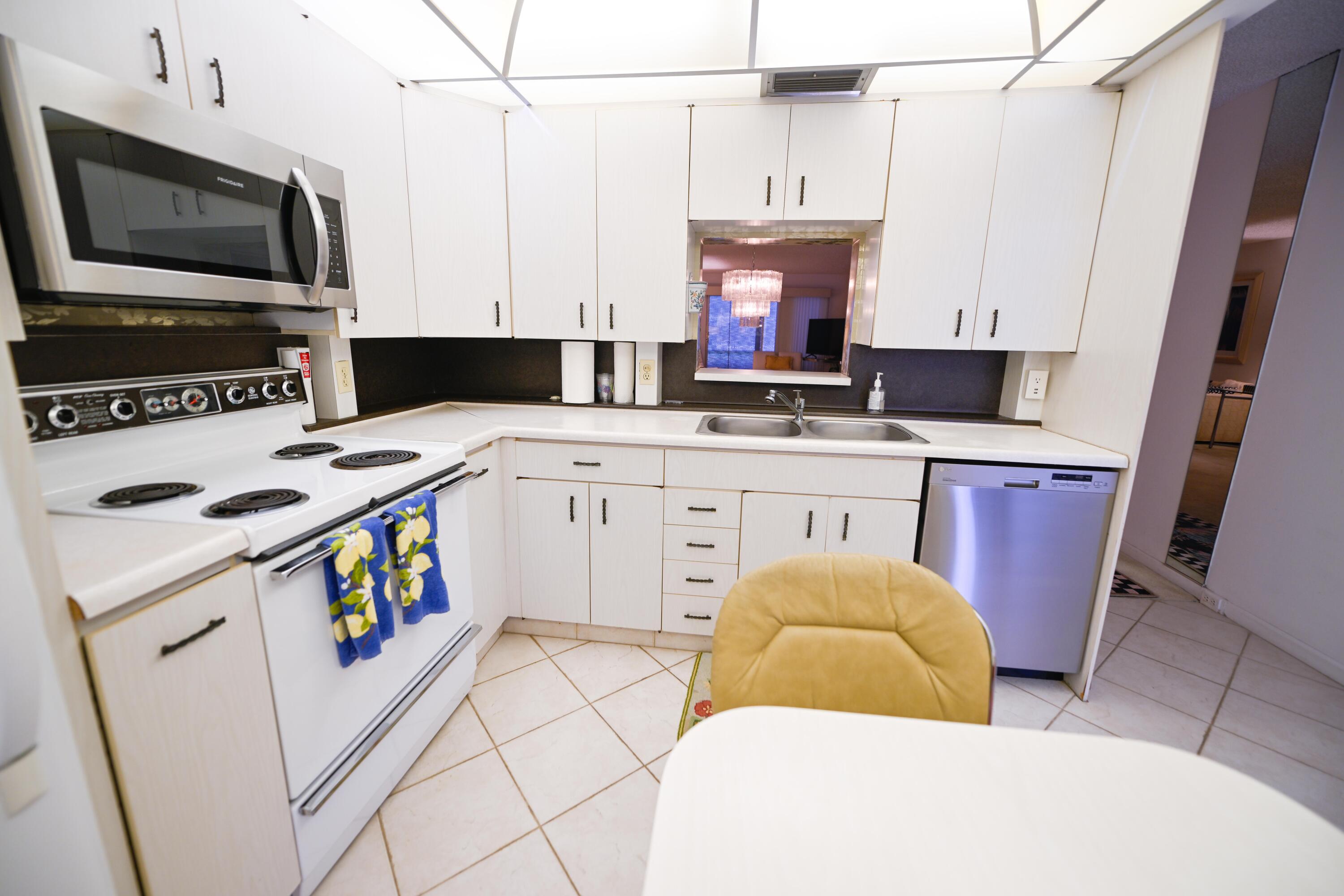 VICTORIA VILLAGE F CONDO - Residential