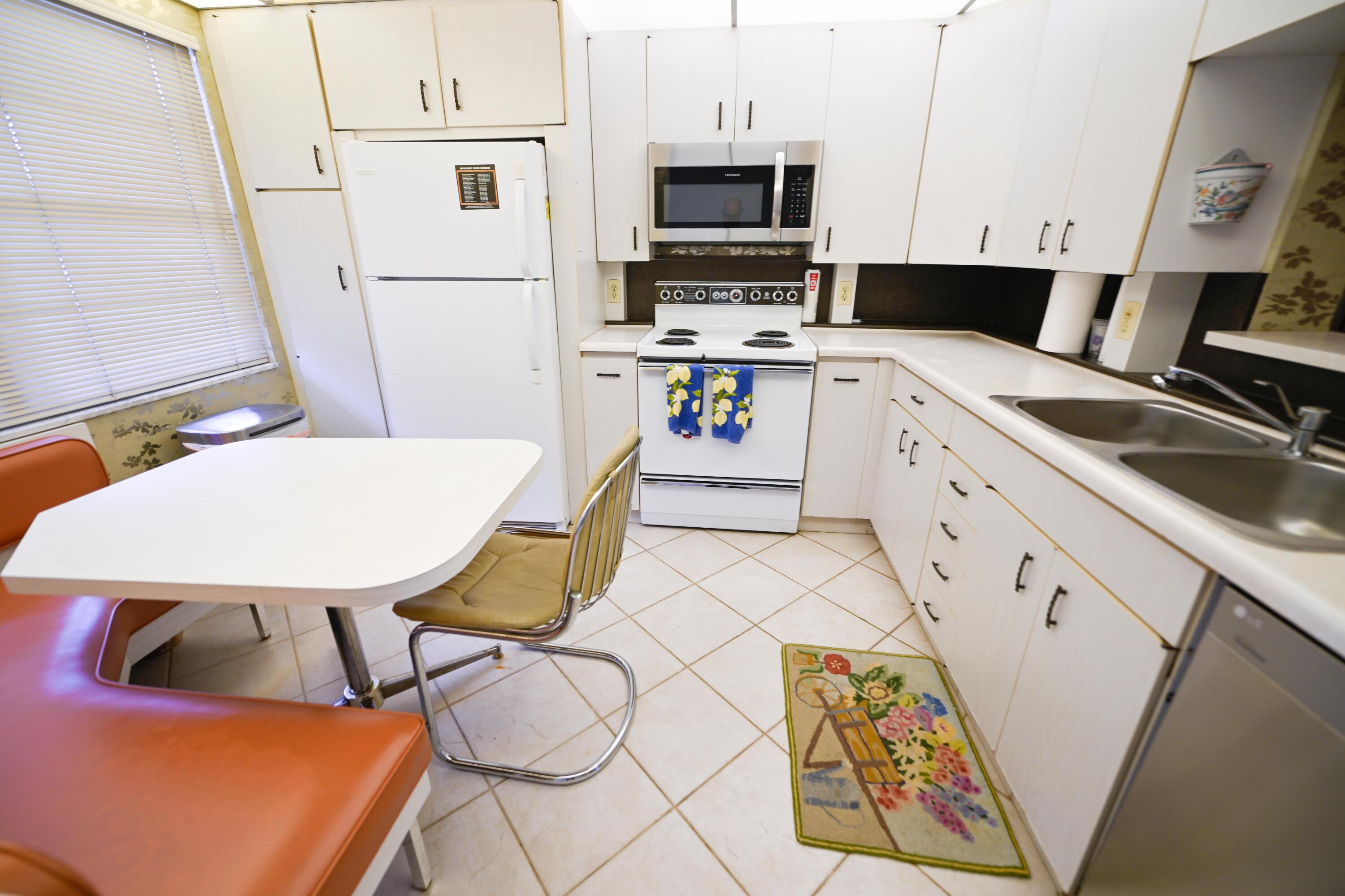 VICTORIA VILLAGE F CONDO - Residential