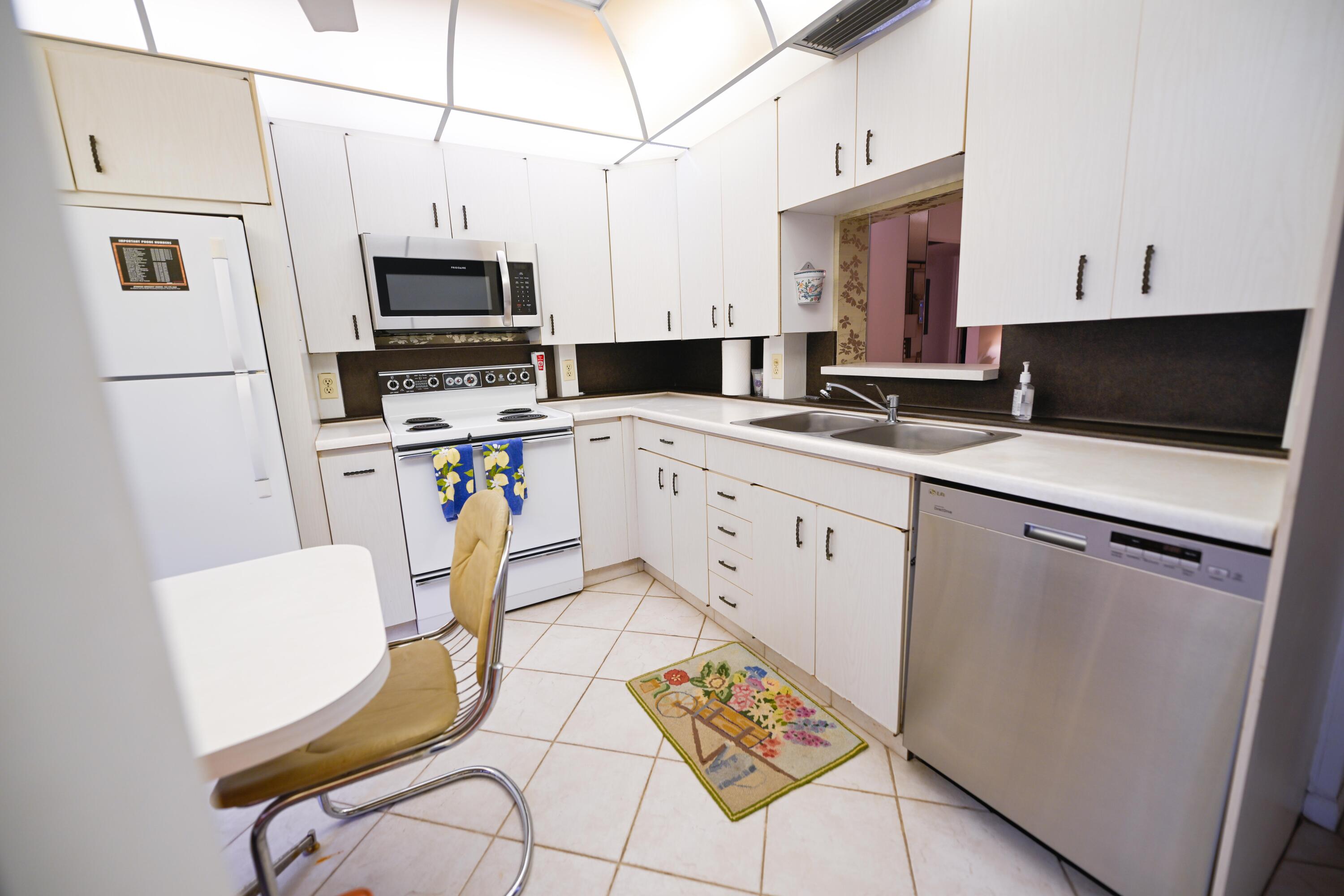 VICTORIA VILLAGE F CONDO - Residential