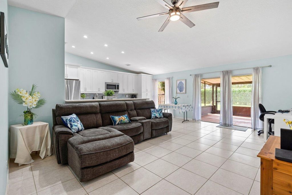 Photo of 14 Chelsea Lane, Boynton Beach, FL 33426 (MLS # R10963190)