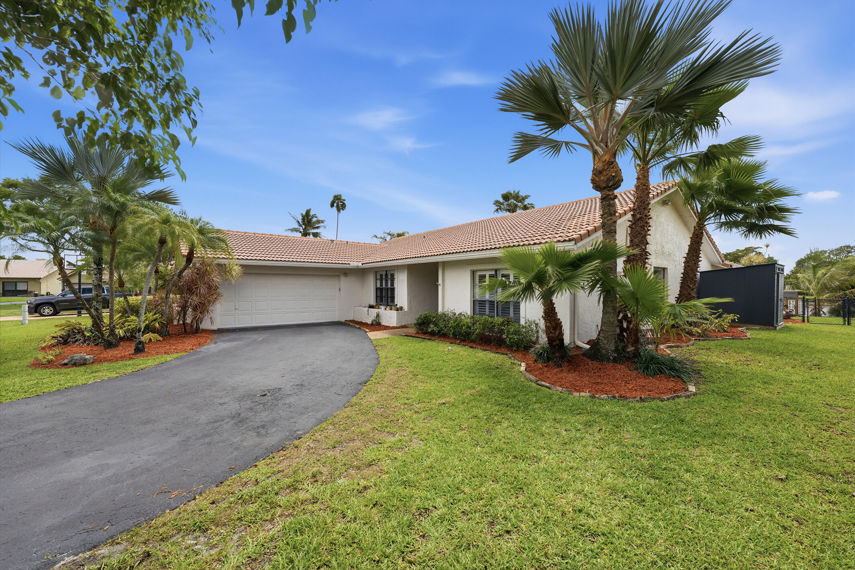 10108 NW 1st Manor, Coral Springs, FL, 33071/$730,000 2 10108 NW 1st Manor