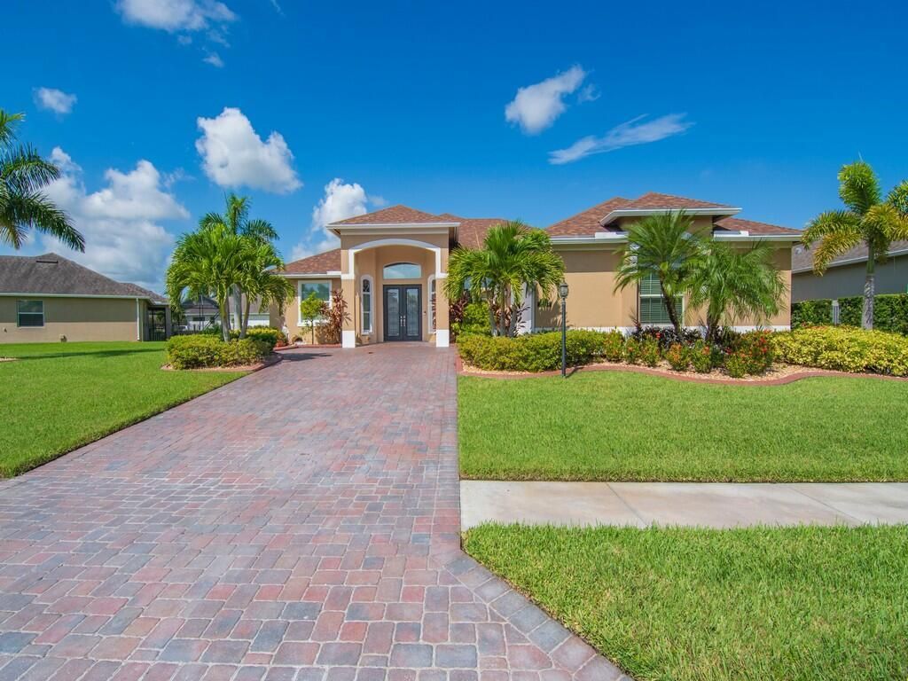 Photo of 706 Fortunella Circle SW, Vero Beach, FL 32968 (MLS # R11124091)