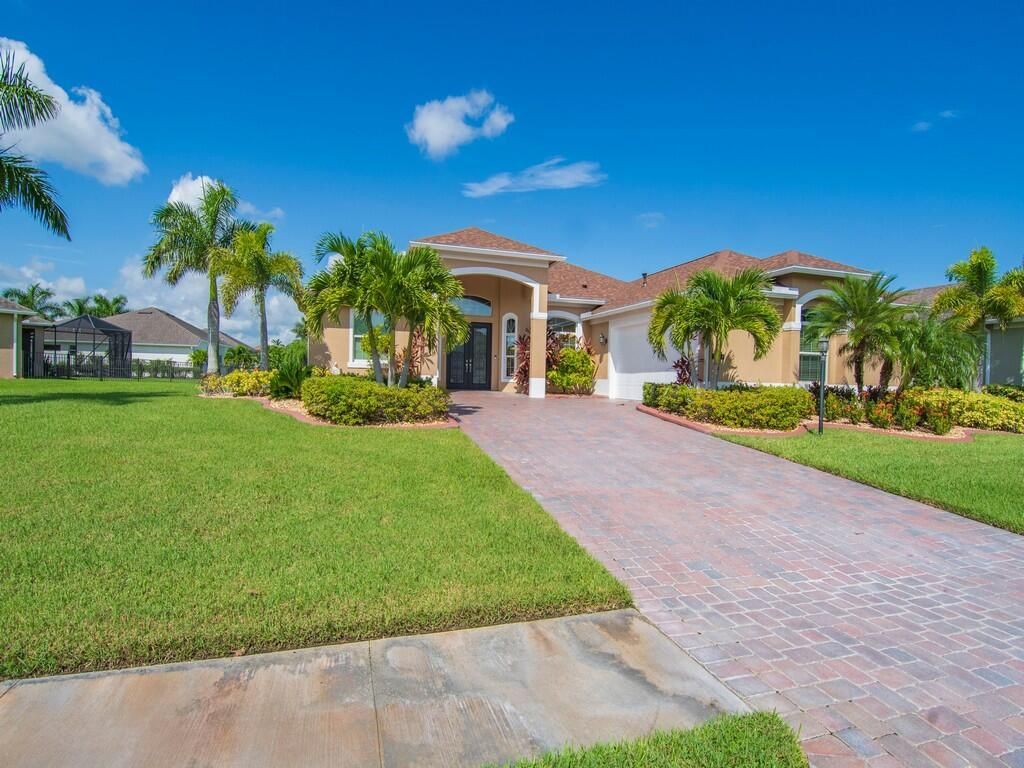 Photo of 706 Fortunella Circle SW, Vero Beach, FL 32968 (MLS # R11124091)