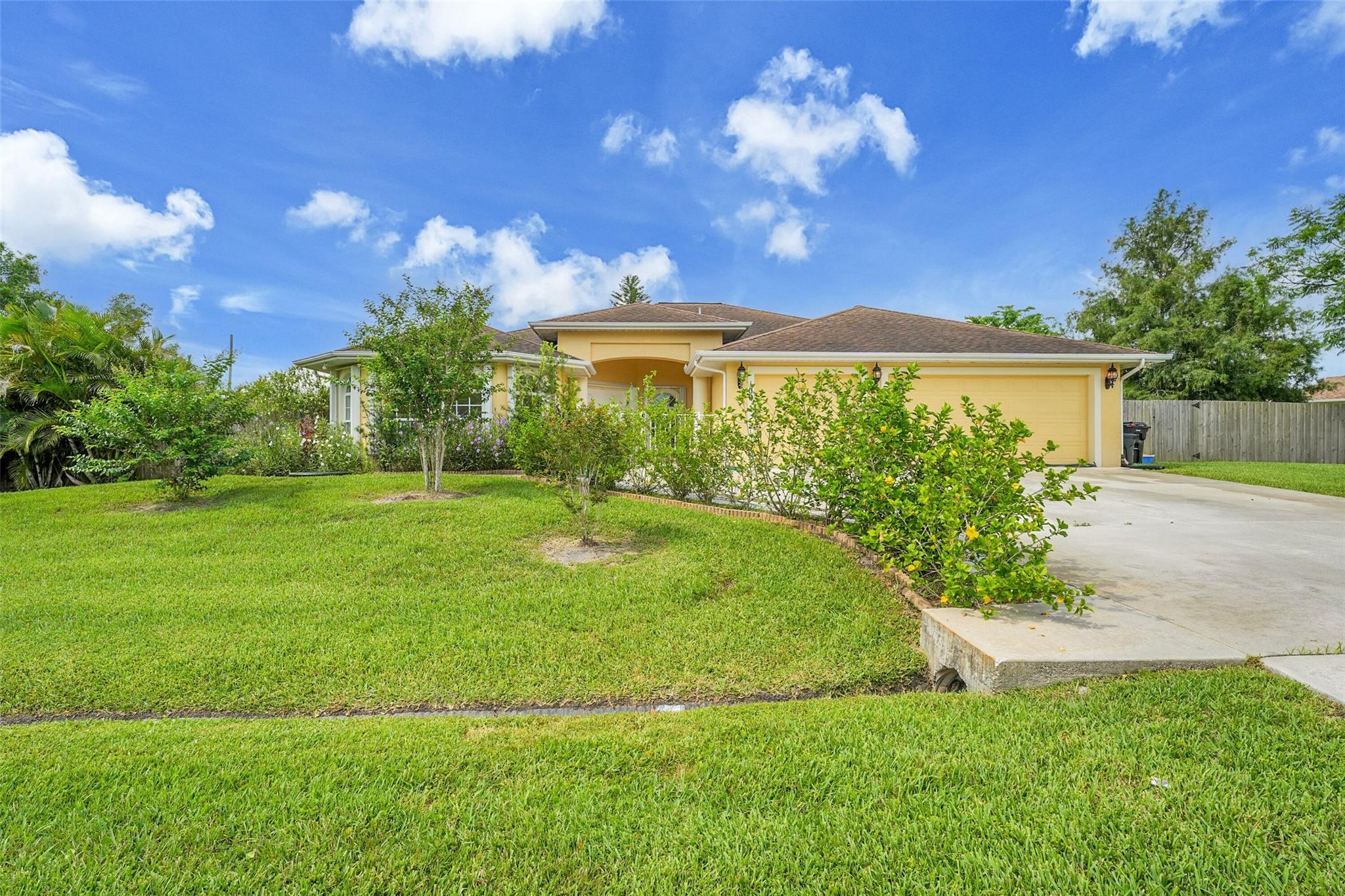 100 SW Lion Ln
