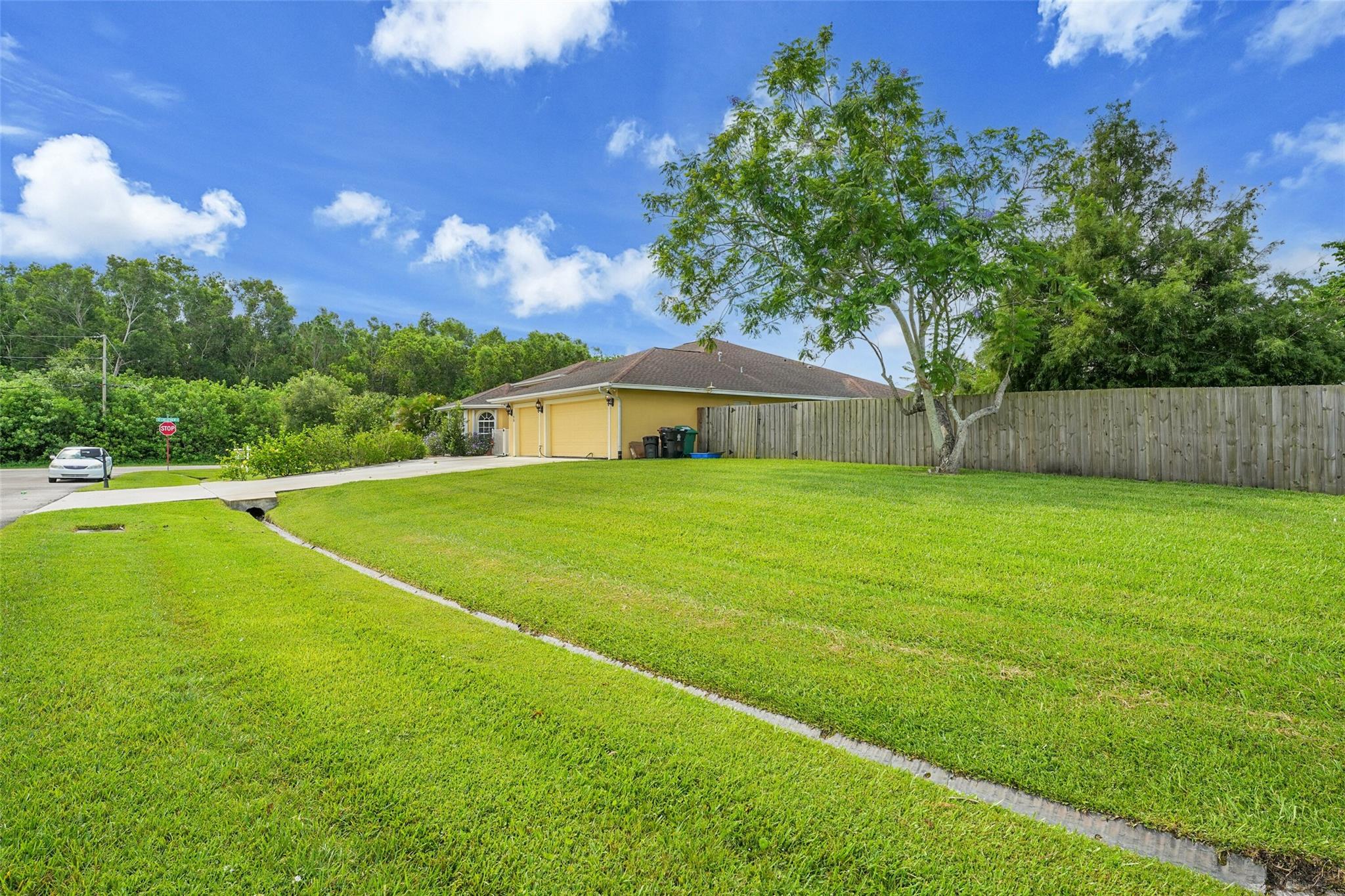 100 SW Lion Ln